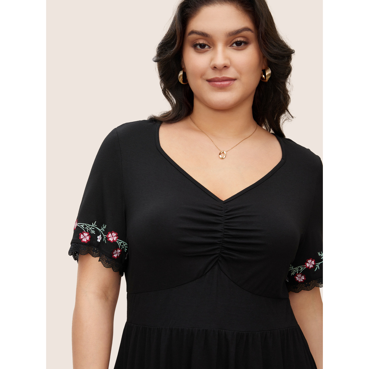 

Plus Size Floral Embroidered Lace Panel Ruched Knit Top Black Women Elegant Woven ribbon&lace trim Heart neckline Bodycon Everyday T-shirts BloomChic
