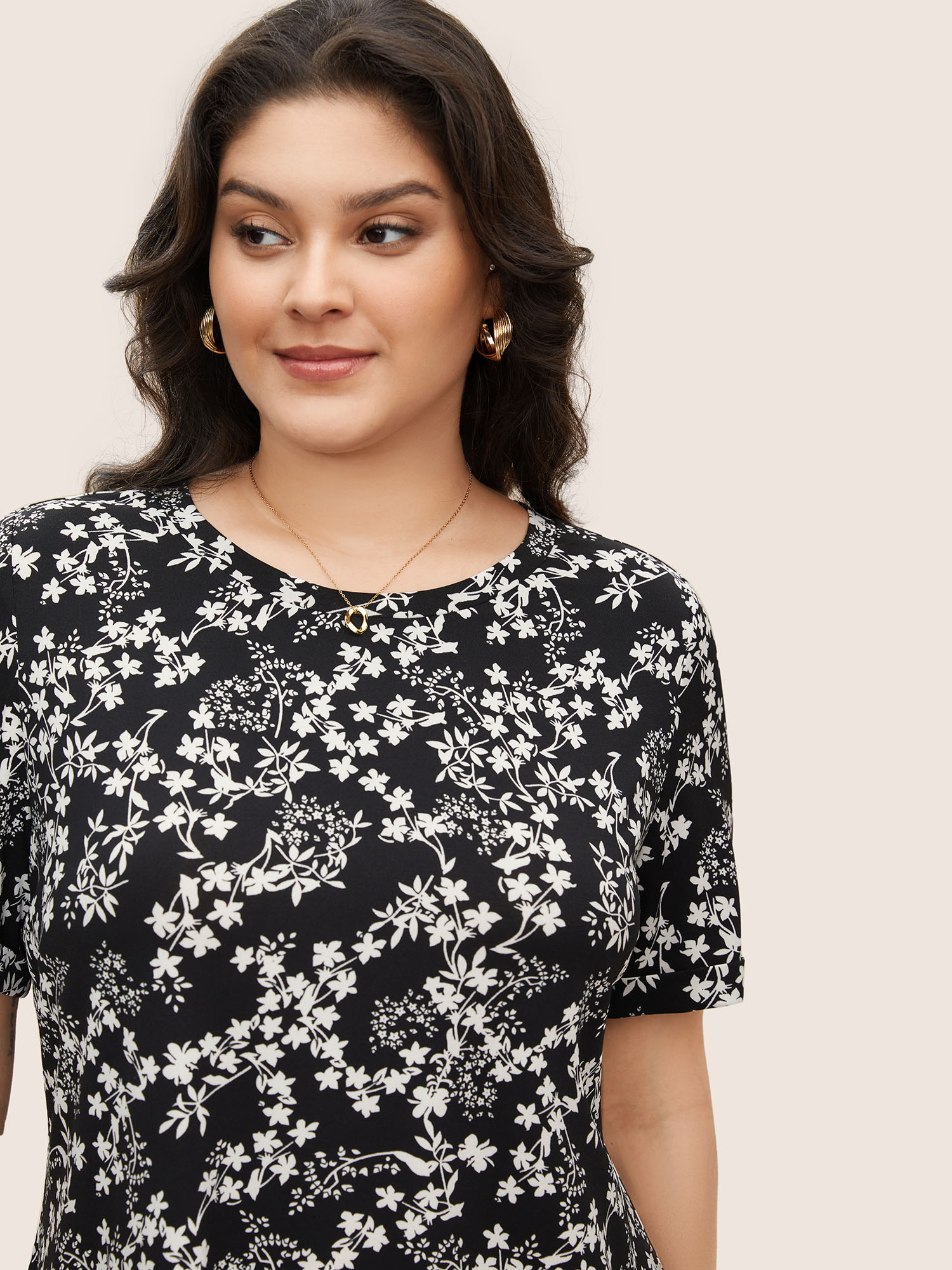 

Plus Size Floral Print Round Neck T-shirt Black Women Elegant Round Neck Everyday T-shirts BloomChic