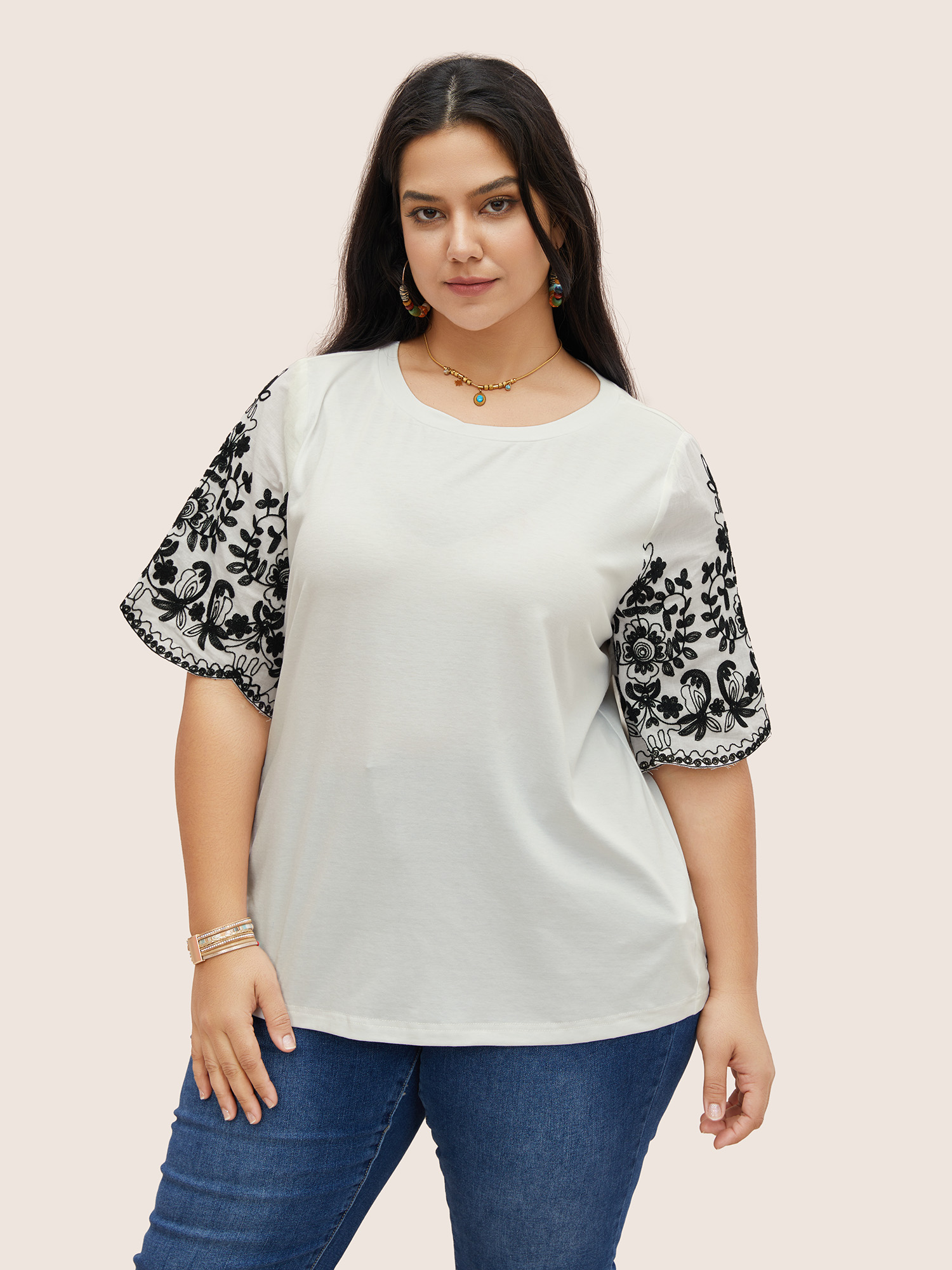 

Plus Size Round Neck Floral Embroidered Scalloped Trim T-shirt White Women Resort Contrast Round Neck Vacation T-shirts BloomChic