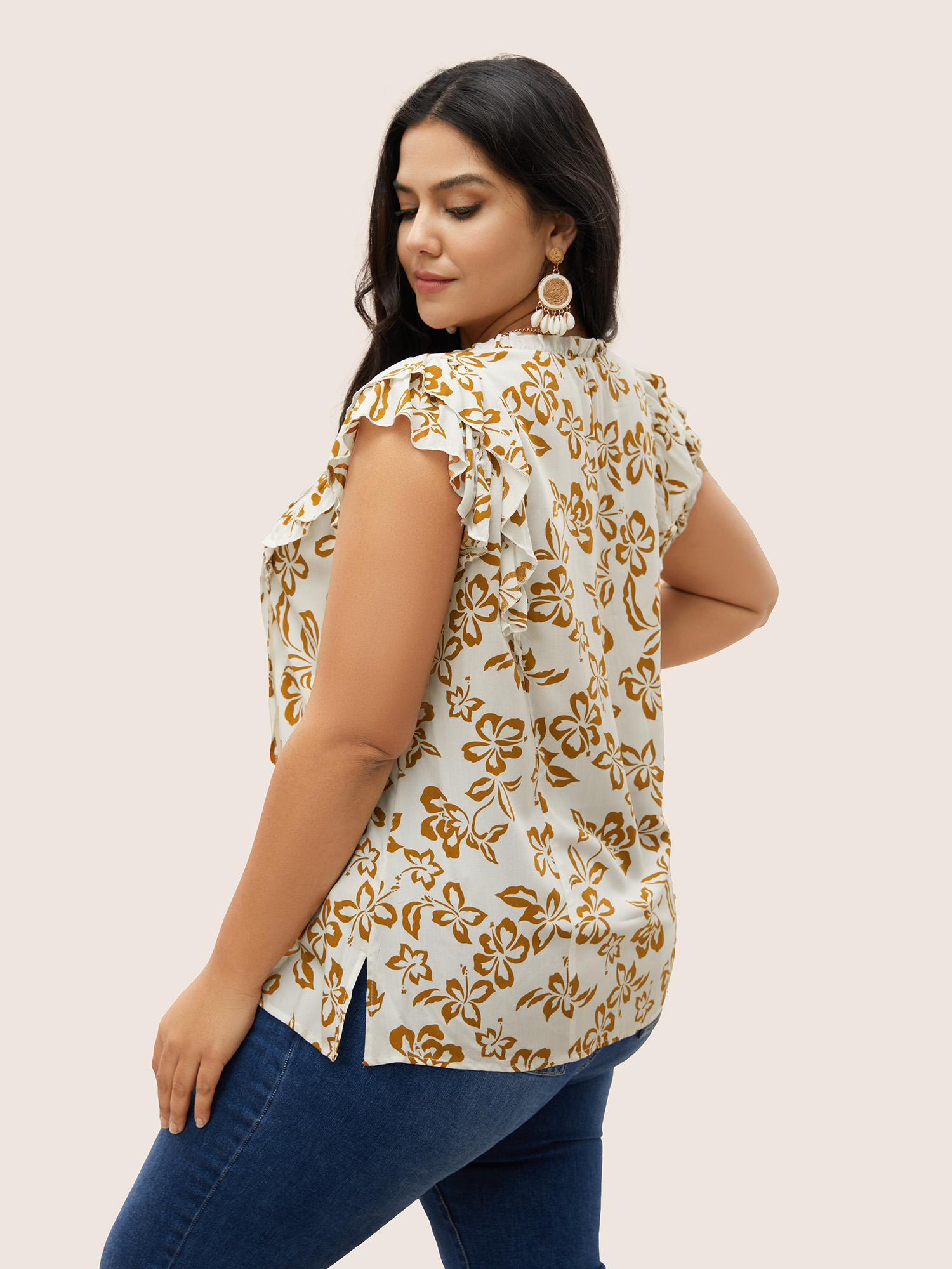 Plus Size White Silhouette Floral Print Tiered Ruffle Cap Sleeve Blouse Women Resort Cap Sleeve V-neck Vacation Blouses BloomChic 26/4X 