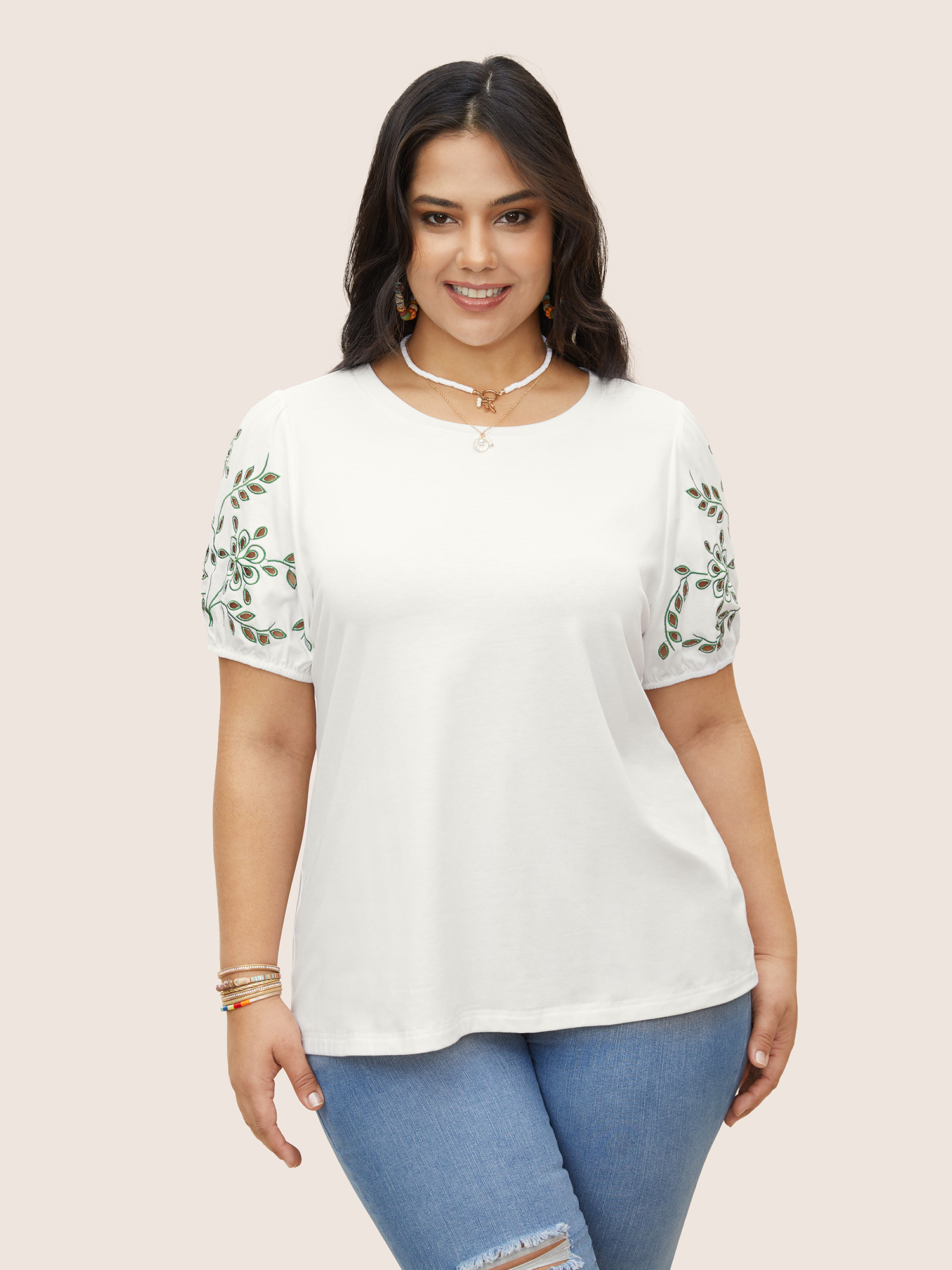 

Plus Size Floral Embroidered Round Neck Cut Out T-shirt White Women Resort Contrast Round Neck Vacation T-shirts BloomChic