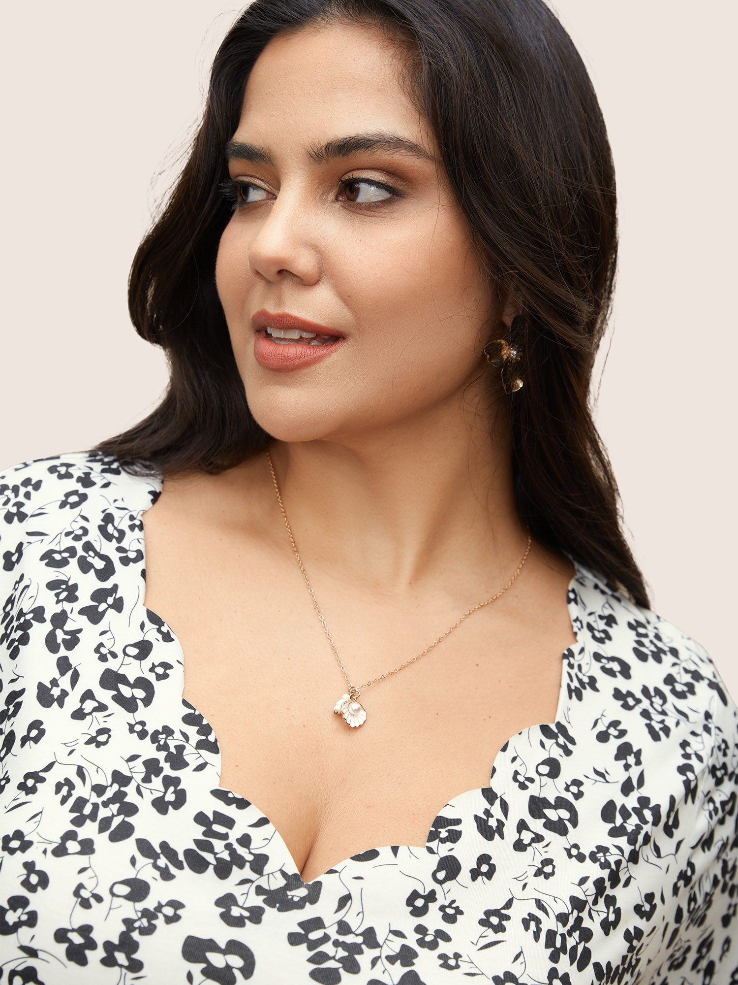 Plus Size Floral Print V Neck Scalloped Trim T-shirt White Women Elegant Contrast Natural Flowers V-neck Everyday T-shirts BloomChic 26/4X 