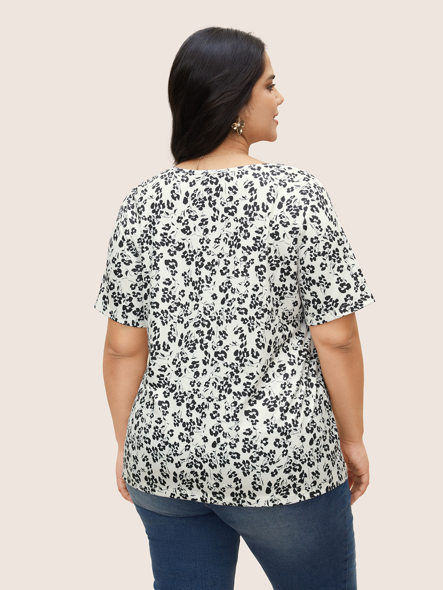 Plus Size Floral Print V Neck Scalloped Trim T-shirt White Women Elegant Contrast Natural Flowers V-neck Everyday T-shirts BloomChic 26/4X 