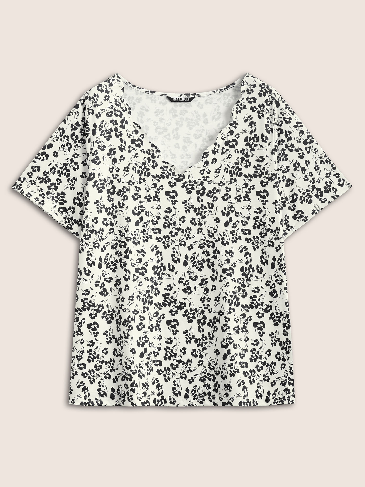 Plus Size Floral Print V Neck Scalloped Trim T-shirt White Women Elegant Contrast Natural Flowers V-neck Everyday T-shirts BloomChic 26/4X 