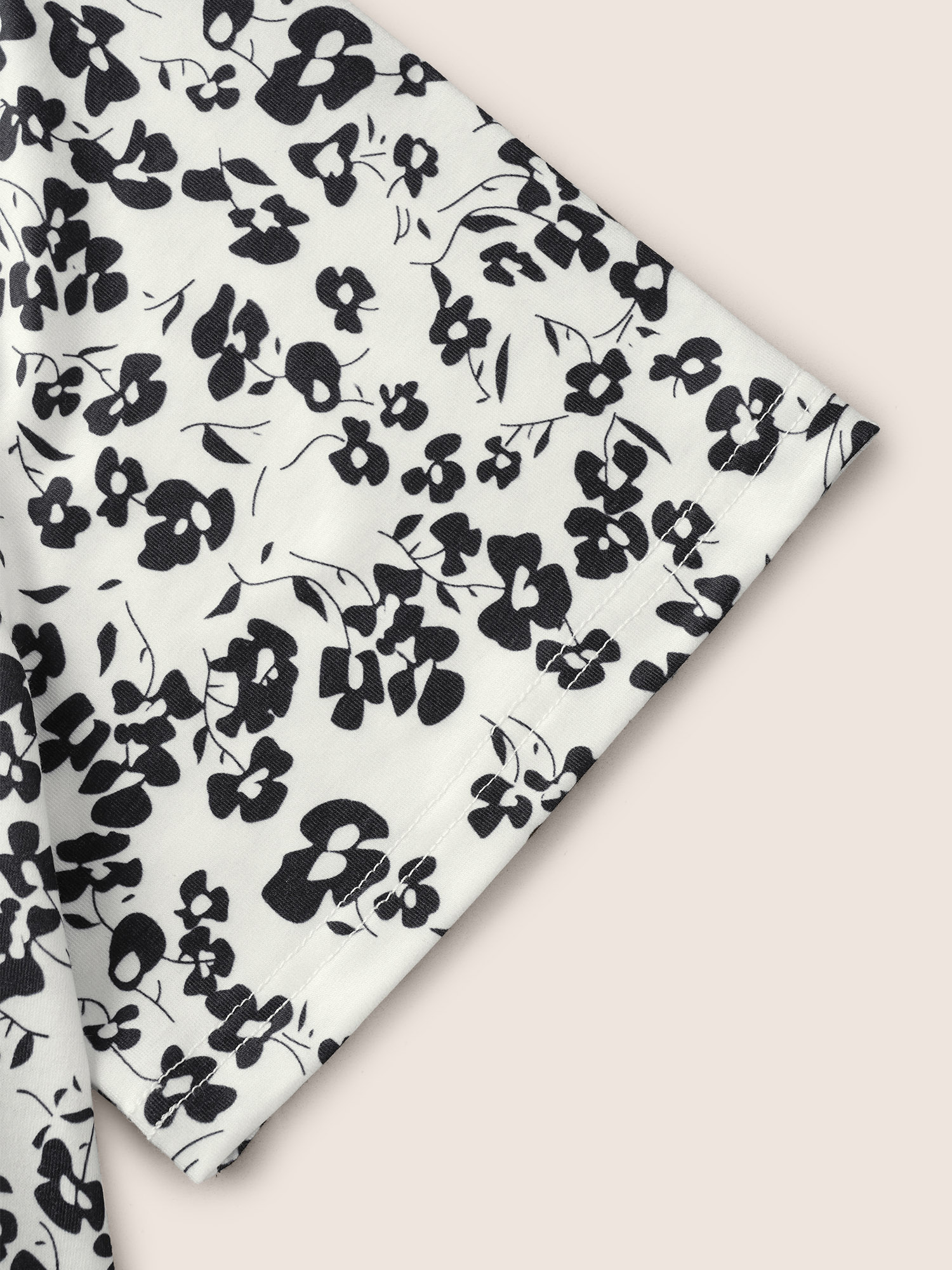 Plus Size Floral Print V Neck Scalloped Trim T-shirt White Women Elegant Contrast Natural Flowers V-neck Everyday T-shirts BloomChic 26/4X 