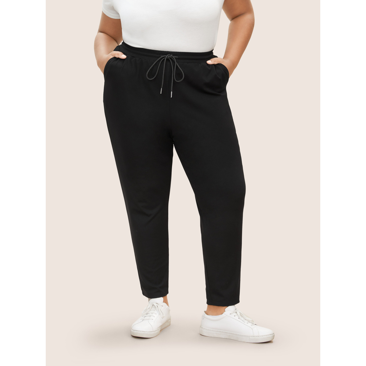 

Plus Size Plain Drawstring Waist Tapered Pants Women Black Casual High Rise Everyday Pants BloomChic
