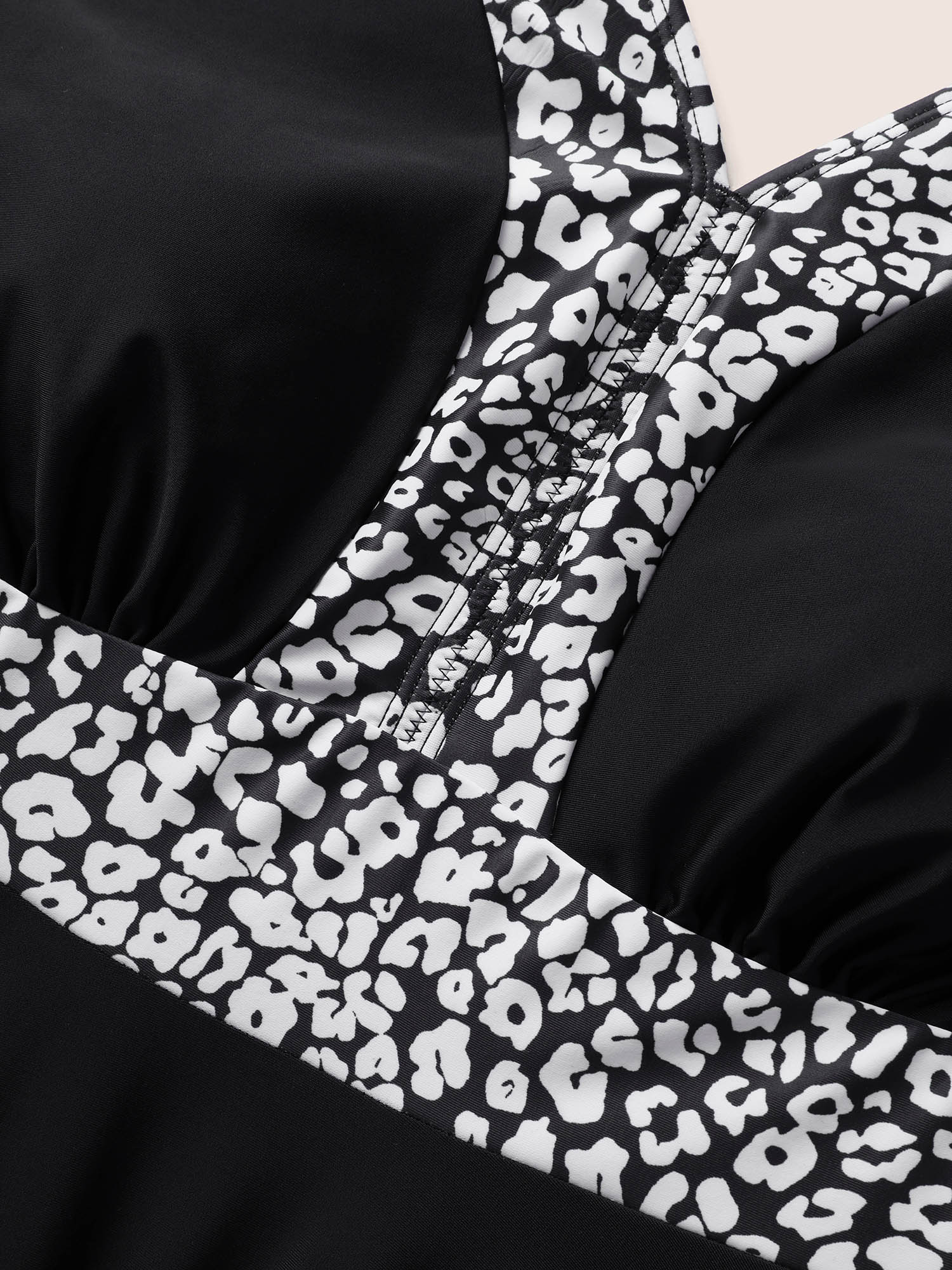 Plus Size Leopard Print Patchwork V Neck Swim Top Women`s Swimwear Black Beach Contrast High stretch Skinny V-neck Curve Swim Tops BloomChic 28/5X 