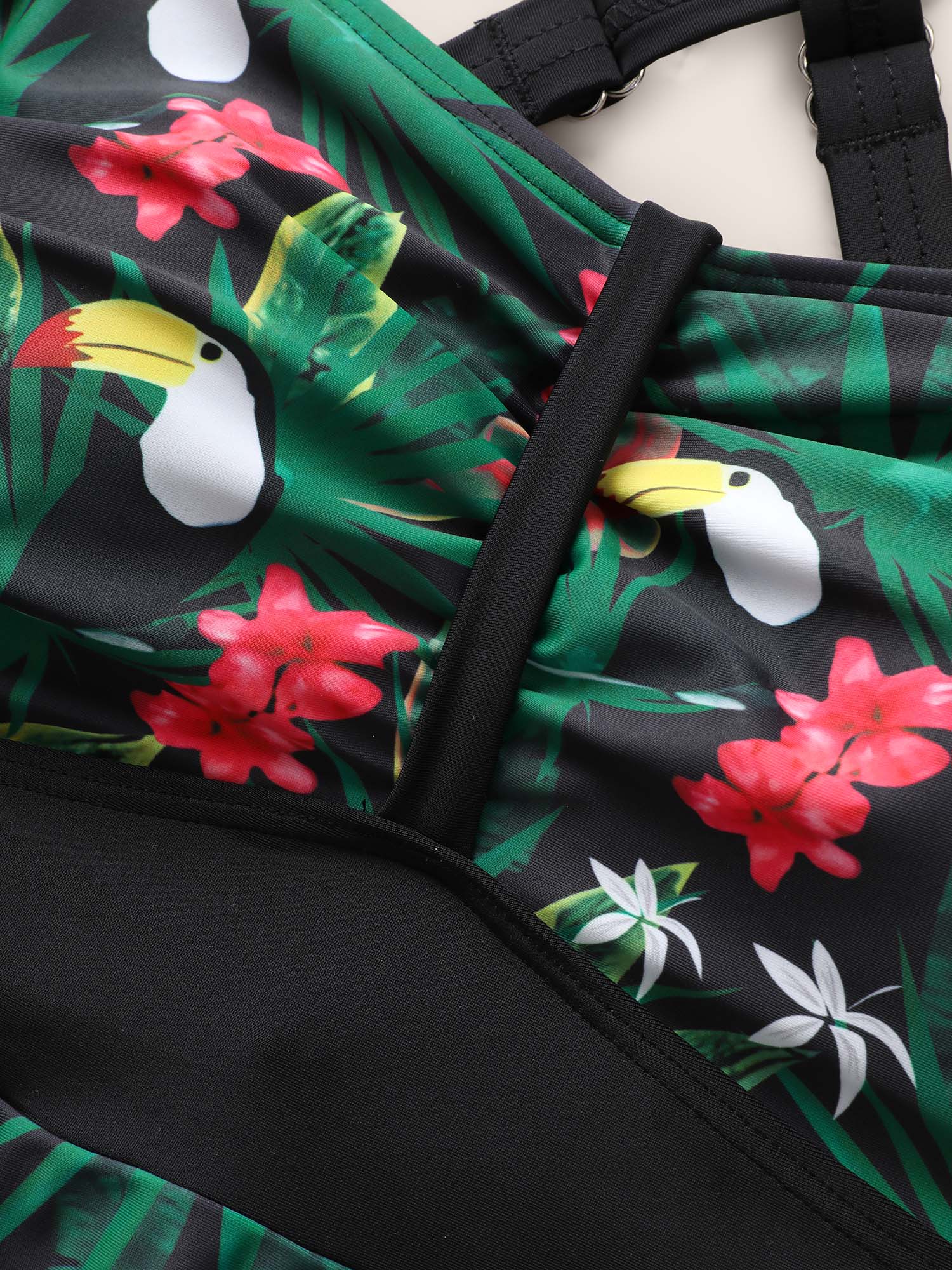 Plus Size Tropical Print Patchwork Gathered Swim Top Women`s Swimwear Black Beach Gathered High stretch Skinny Heart neckline Curve Swim Tops BloomChic 26/4X 