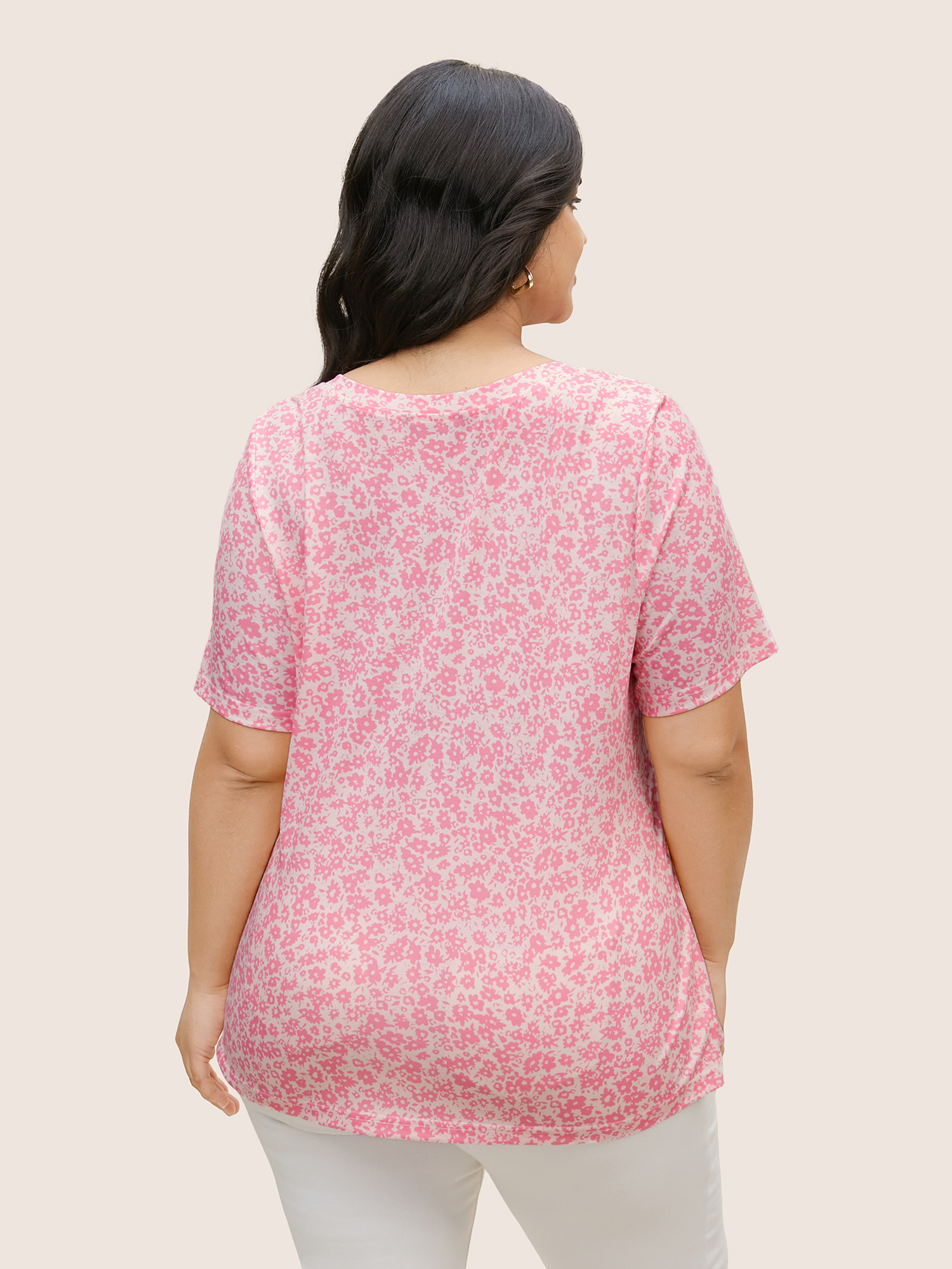

Plus Size V Neck Ditsy Floral Print T-shirt Lightpink Women Casual Contrast Natural Flowers V-neck Everyday T-shirts BloomChic