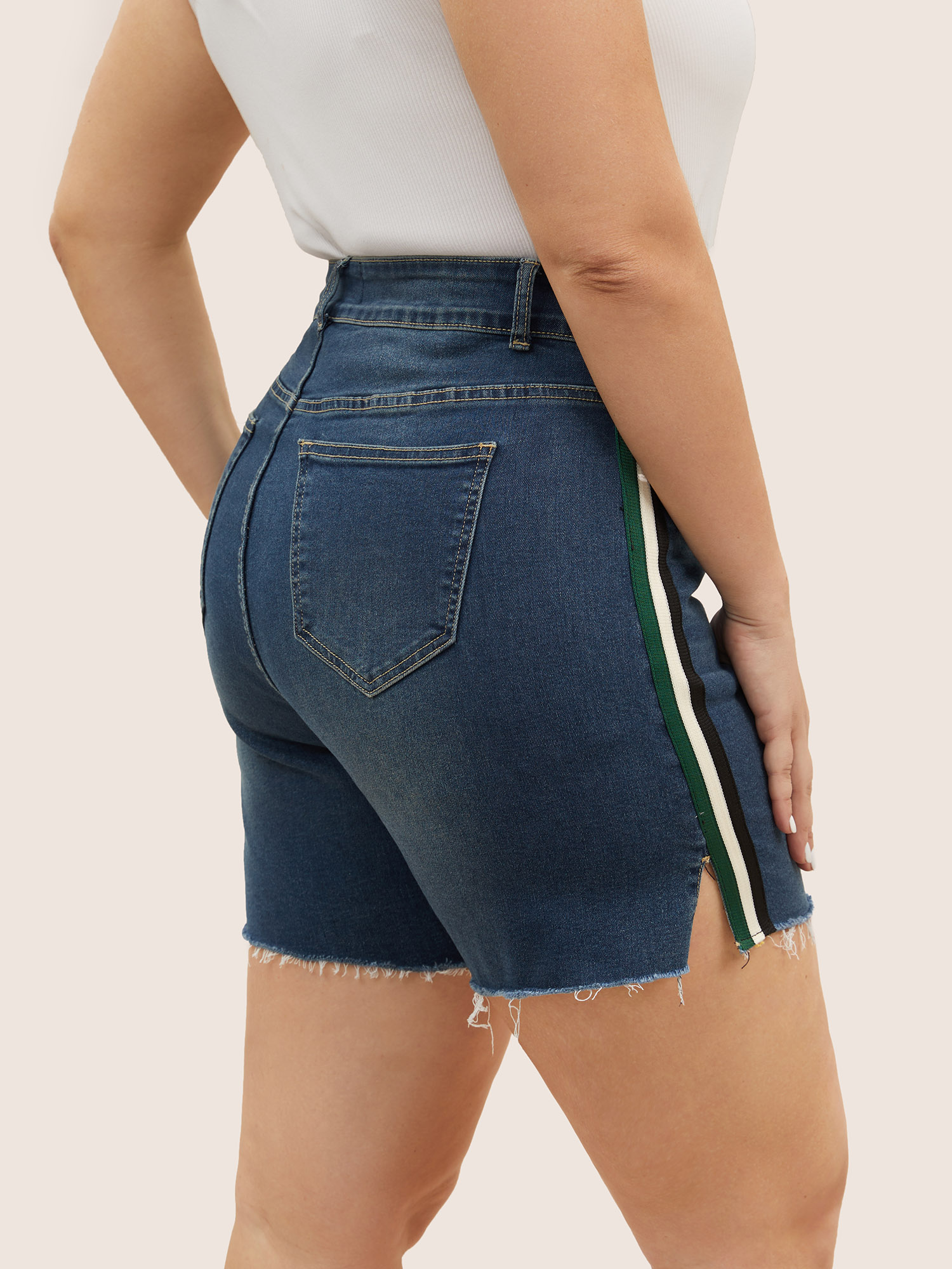Plus Size Contrast Webbing Slit Raw Hem Denim Shorts Women Bluevintage Woven ribbon&lace trim High stretch Everyday Slanted pocket Basics Denim Shorts BloomChic 22/3X 