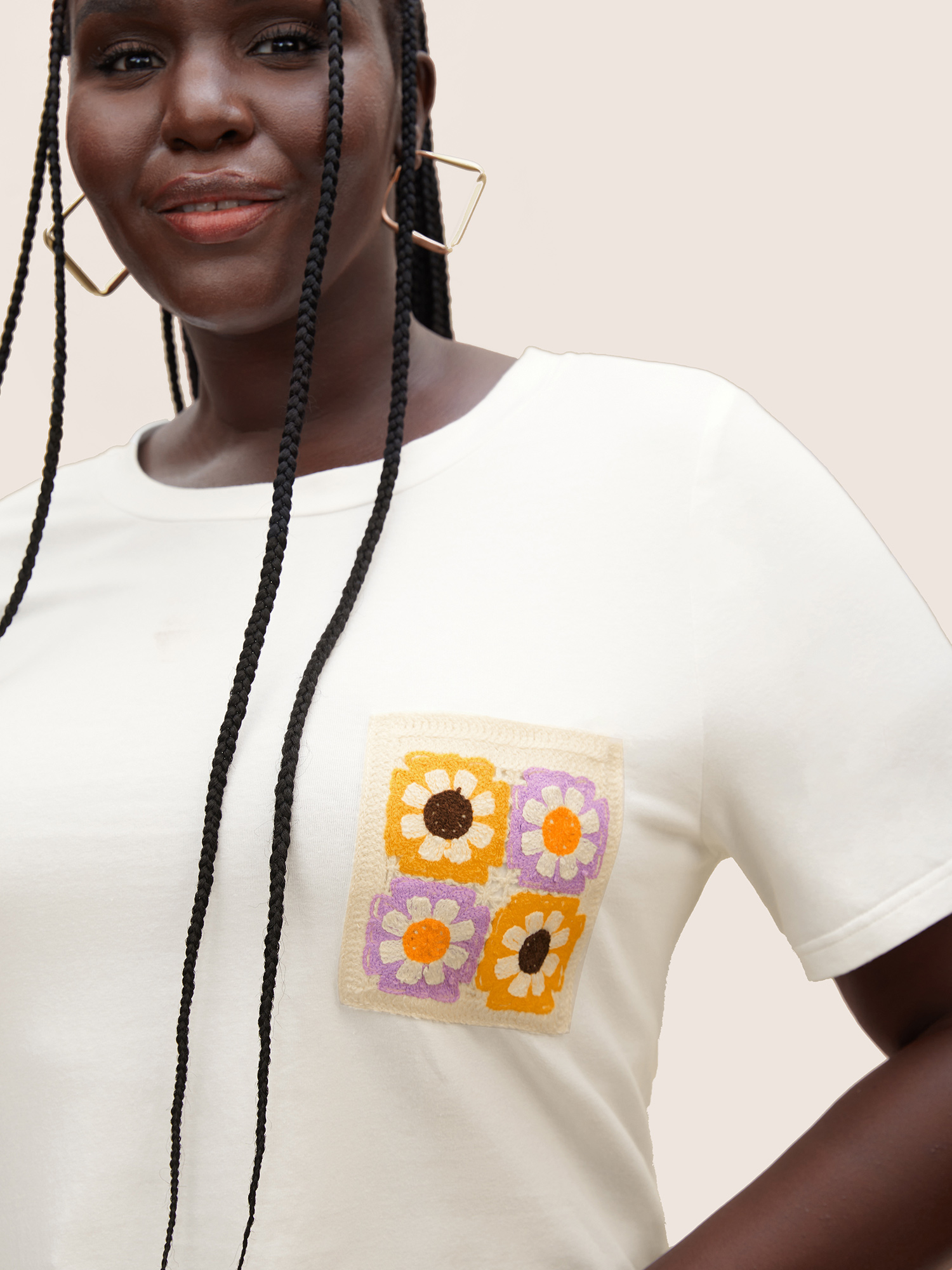 Plus Size Round Neck Crochet Floral Patch Pocket T-shirt Originalwhite Women Resort Contrast Natural Flowers Round Neck Vacation T-shirts BloomChic 26/4X 