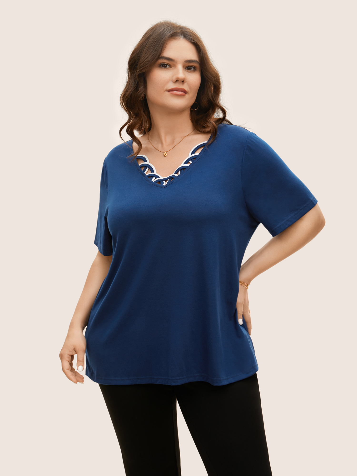 

Plus Size V Neck Solid Color Scalloped Trim T-shirt DarkBlue Women At the Office Contrast V-neck Work T-shirts BloomChic