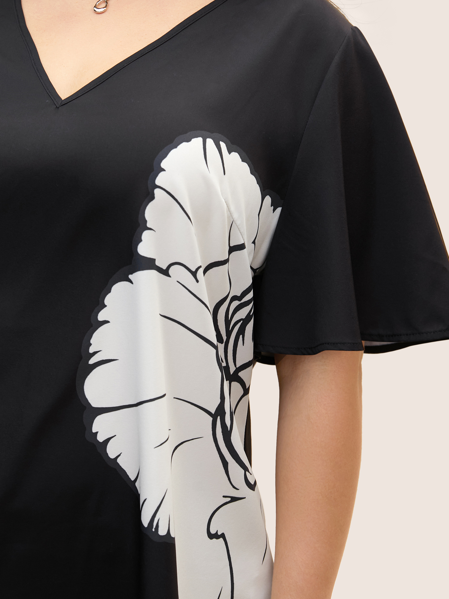 

Plus Size Black Carnation Print Contrast Ruffle Sleeve Blouse Women Elegant Short sleeve V-neck Everyday Blouses BloomChic