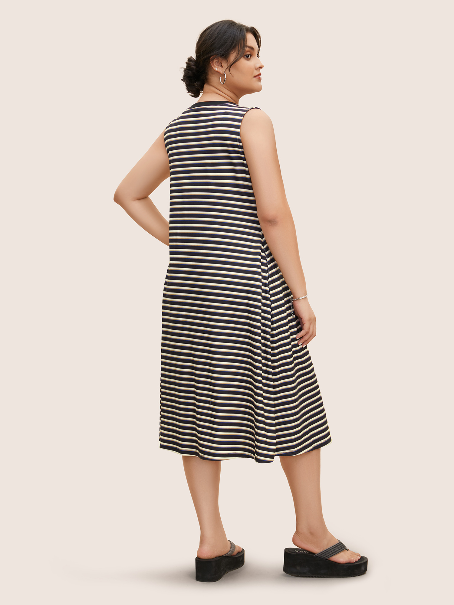 Plus Size Contrast Striped Pleated Pocket Tank Dress Black Women Casual Contrast Round Neck Sleeveless Curvy BloomChic 26/4X 