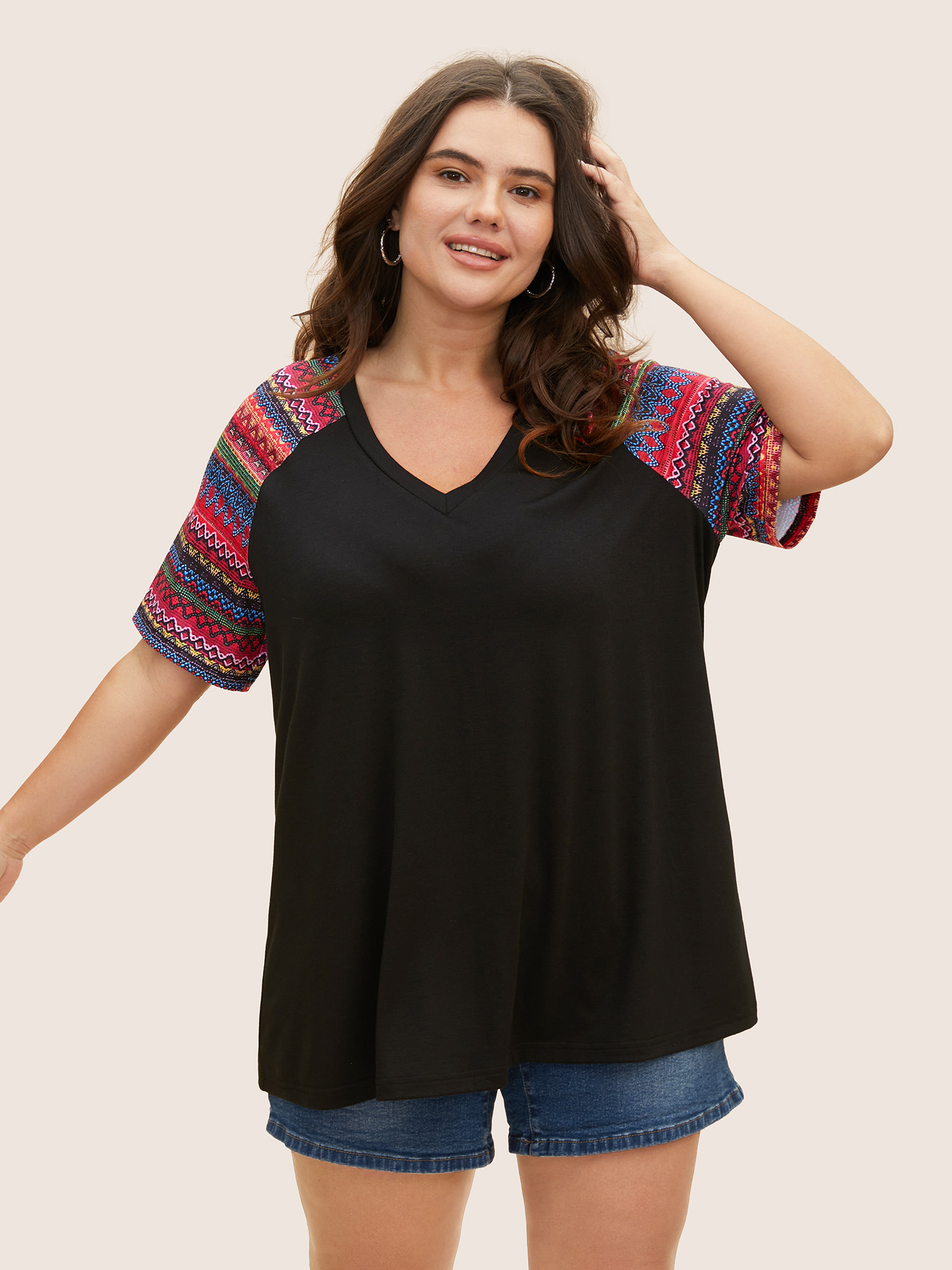

Plus Size Ditsy Floral Colorblock Contrast Raglan Sleeve T-shirt Black Women Casual Contrast Ditsy Floral V-neck Everyday T-shirts BloomChic
