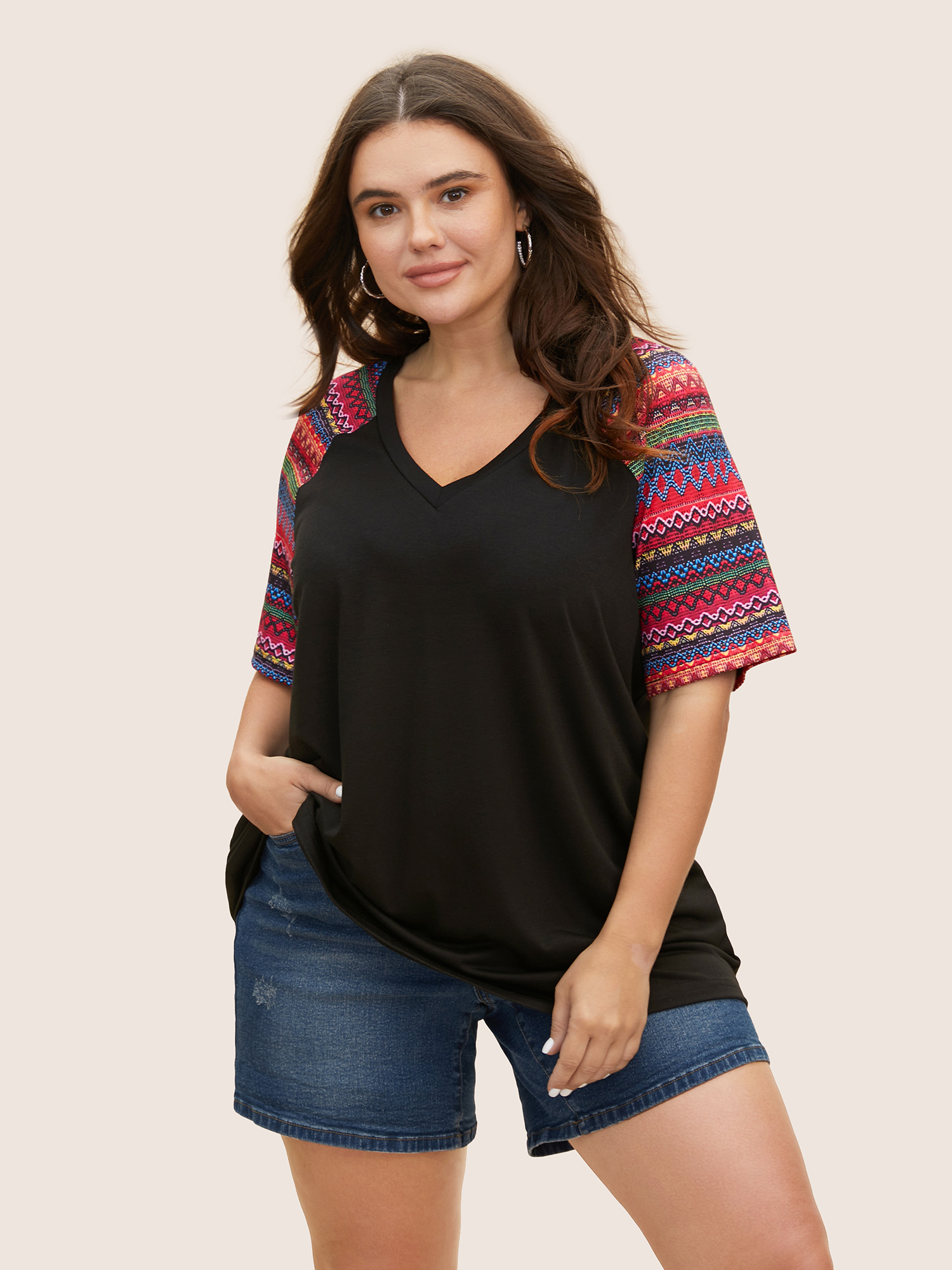 

Plus Size Ditsy Floral Colorblock Contrast Raglan Sleeve T-shirt Black Women Casual Contrast Ditsy Floral V-neck Everyday T-shirts BloomChic