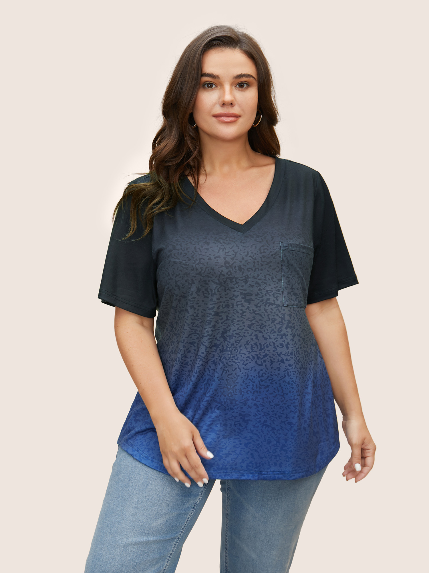 

Plus Size Ombre Contrast Patched Pocket T-shirt Black Women Casual Non Ombre V-neck Everyday T-shirts BloomChic
