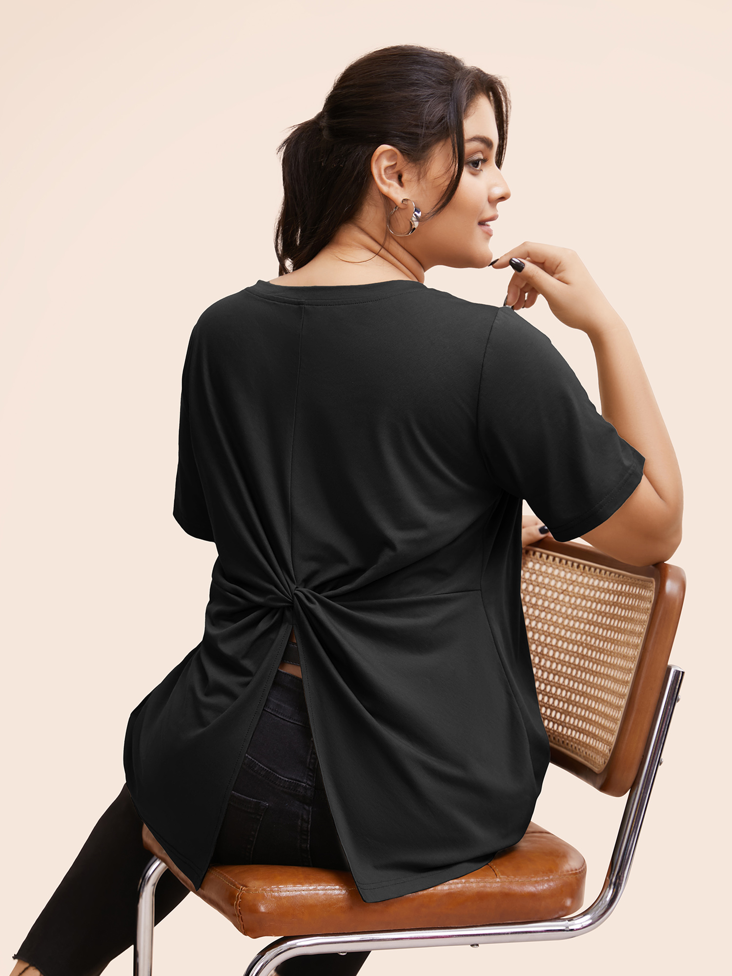 

Plus Size Solid Twist Back V Neck Short Sleeve T-shirt Black Women Casual Plain Plain V-neck Dailywear T-shirts BloomChic