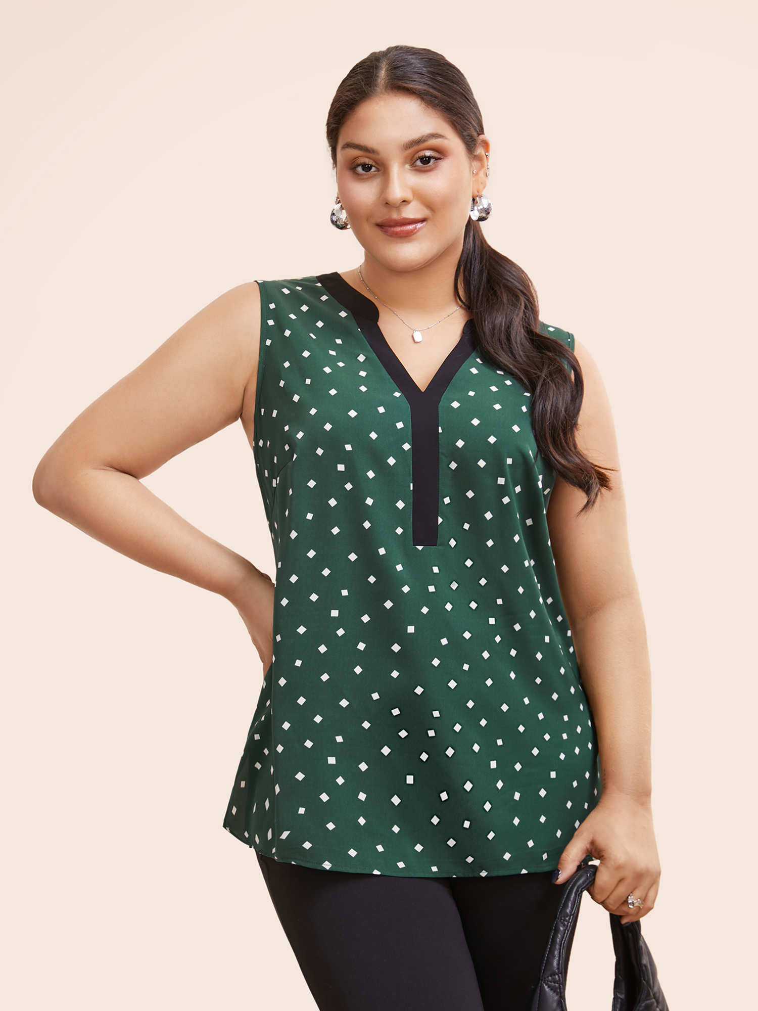 

Plus Size Geometric Contrast Trim Split Hem Tank Top Women DarkGreen Work From Home Contrast Notched collar Work Tank Tops Camis BloomChic