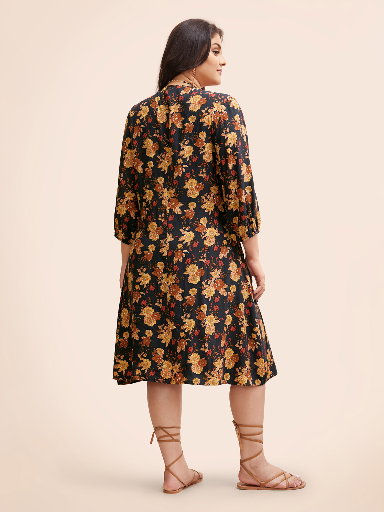 Plus Size Supersoft Essentials Floral Print Pocket V Neck Dress Black Women Resort Elastic cuffs V-neck Elbow-length sleeve Curvy Midi Dress BloomChic 18-20/2X 