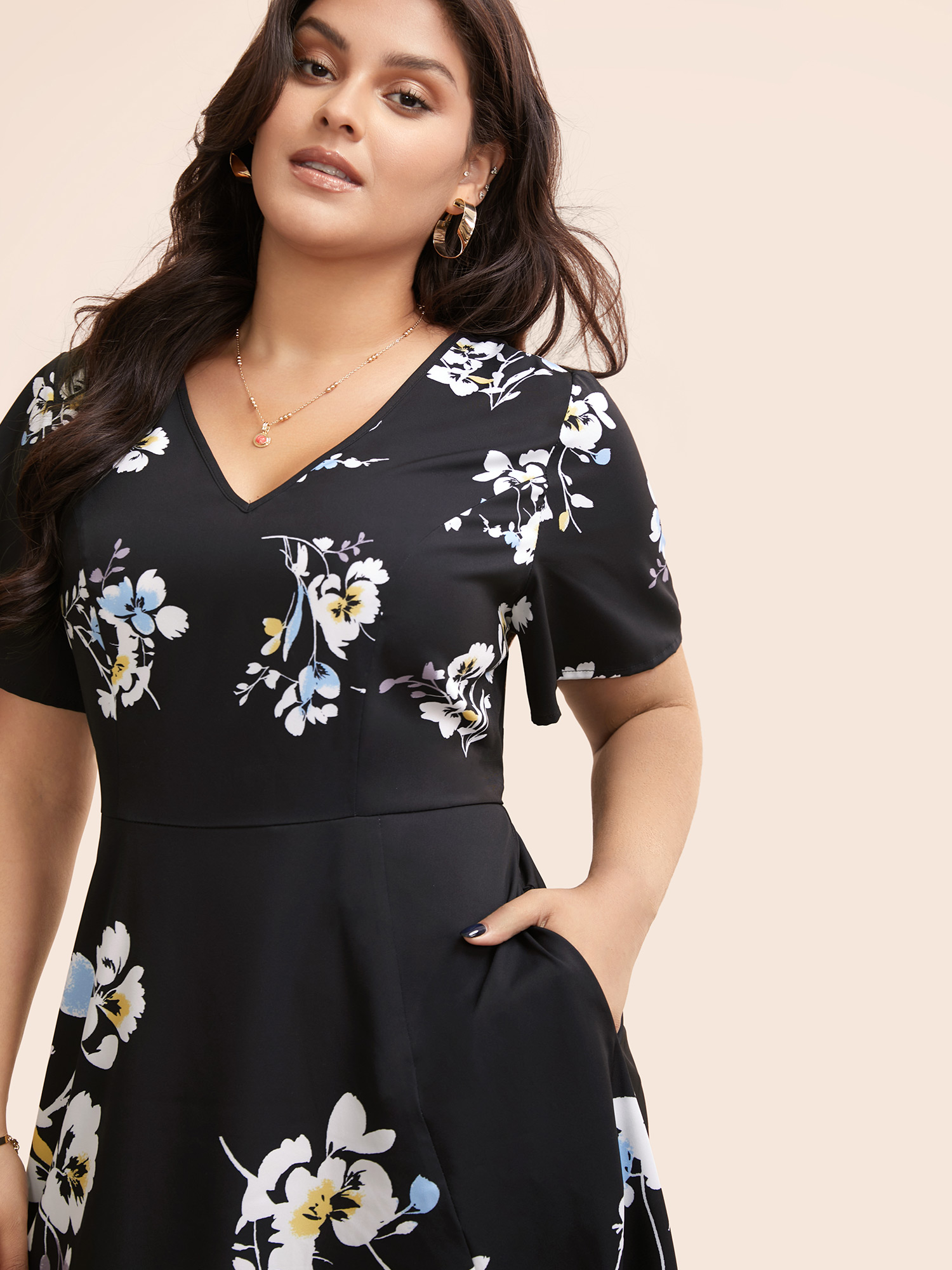 

Plus Size Silhouette Floral Print Split Hem Dress Black Women Elegant Slit V-neck Short sleeve Curvy BloomChic