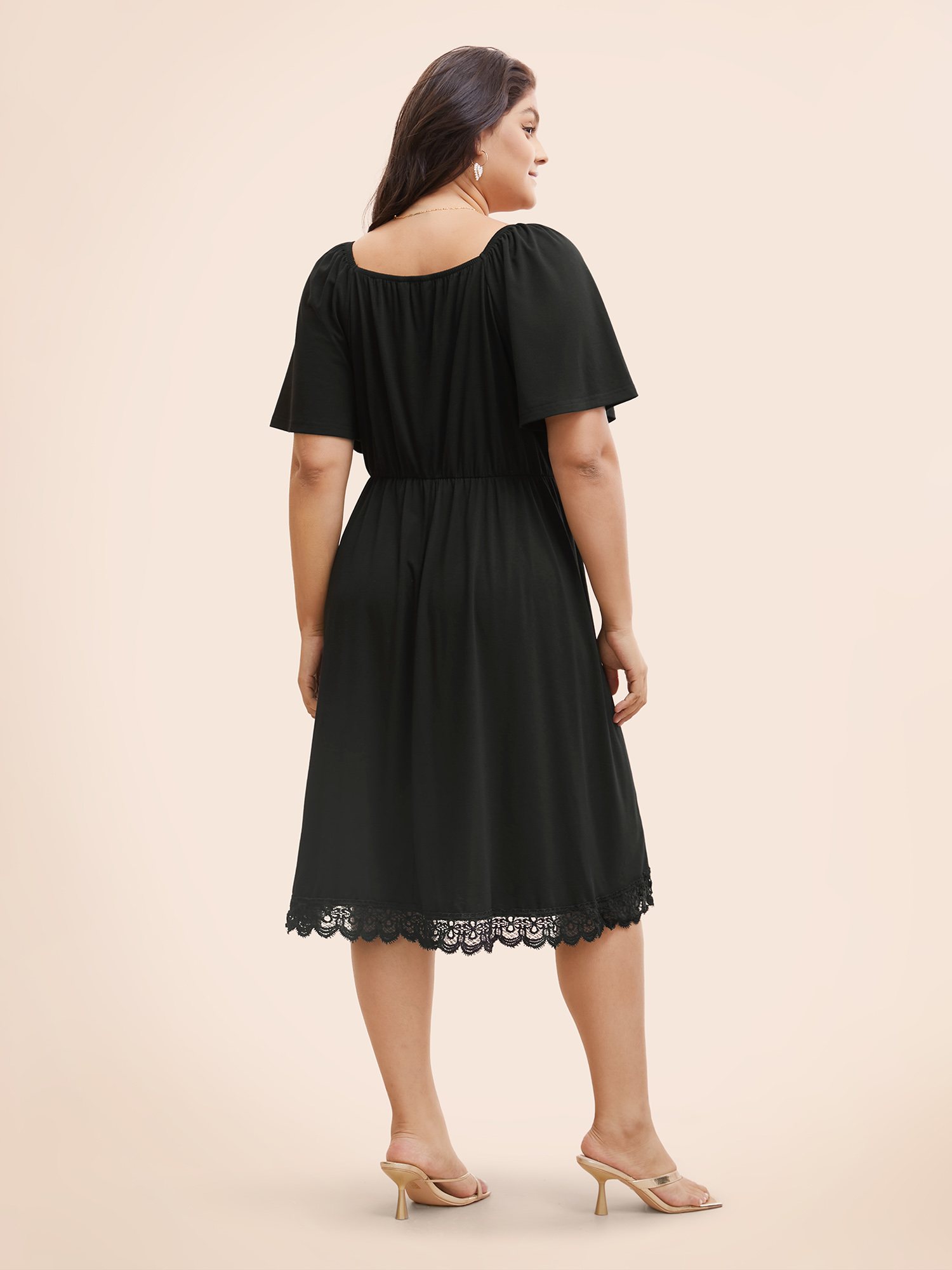 

Plus Size Plain Lace Insert Gathered Square Neck Dress Black Women Office Gathered Square Neck Short sleeve Curvy Midi Dress BloomChic