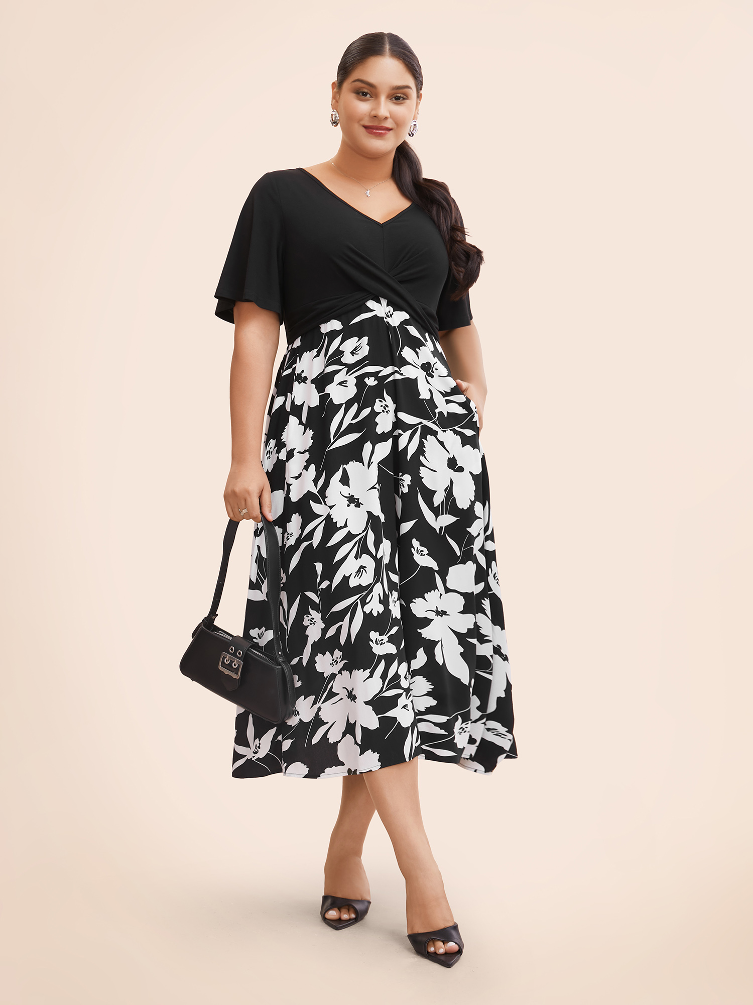 

Plus Size Silhouette Floral Print Patchwork Crossover Pocket Dress Black Women Office Patchwork V-neck Short sleeve Curvy Midi Dress BloomChic