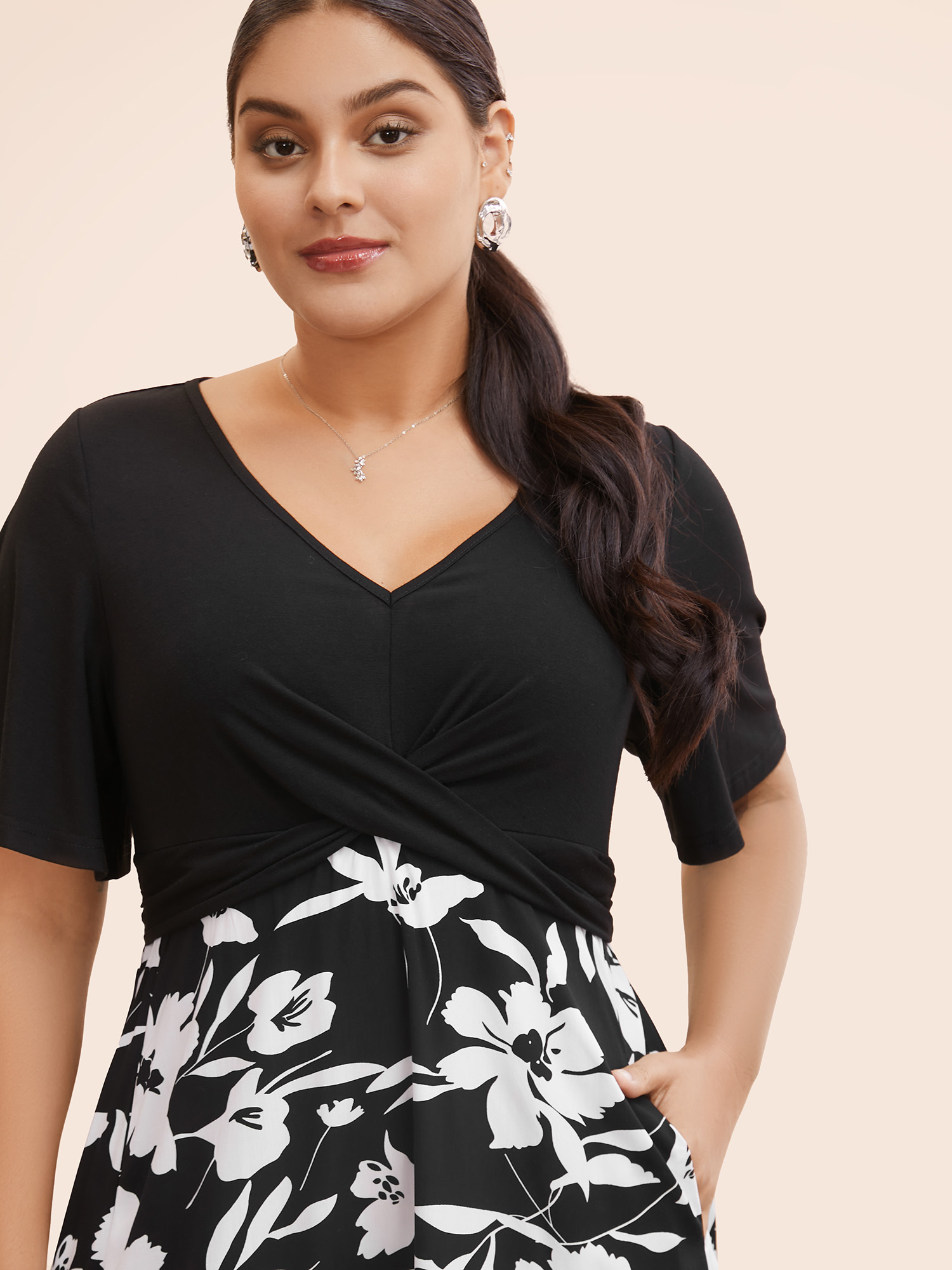 

Plus Size Silhouette Floral Print Patchwork Crossover Pocket Dress Black Women Office Patchwork V-neck Short sleeve Curvy Midi Dress BloomChic