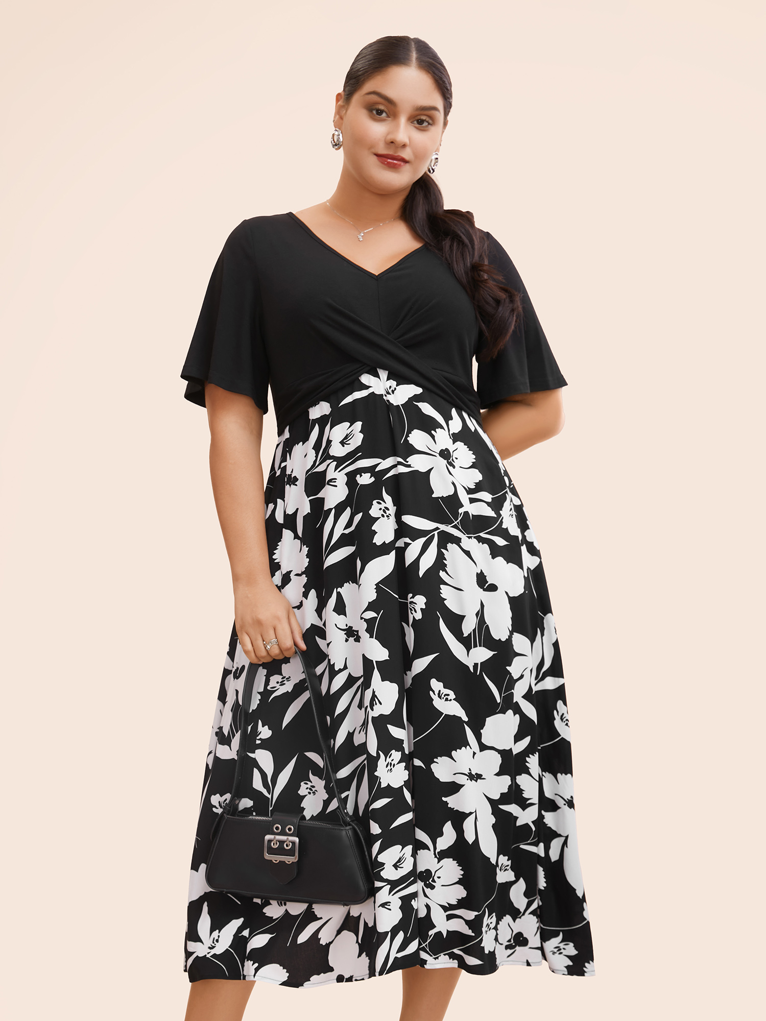 Plus Size Silhouette Floral Print Patchwork Crossover Pocket Dress Black Women Office Patchwork V-neck Short sleeve Curvy Midi Dress BloomChic 28/5X 