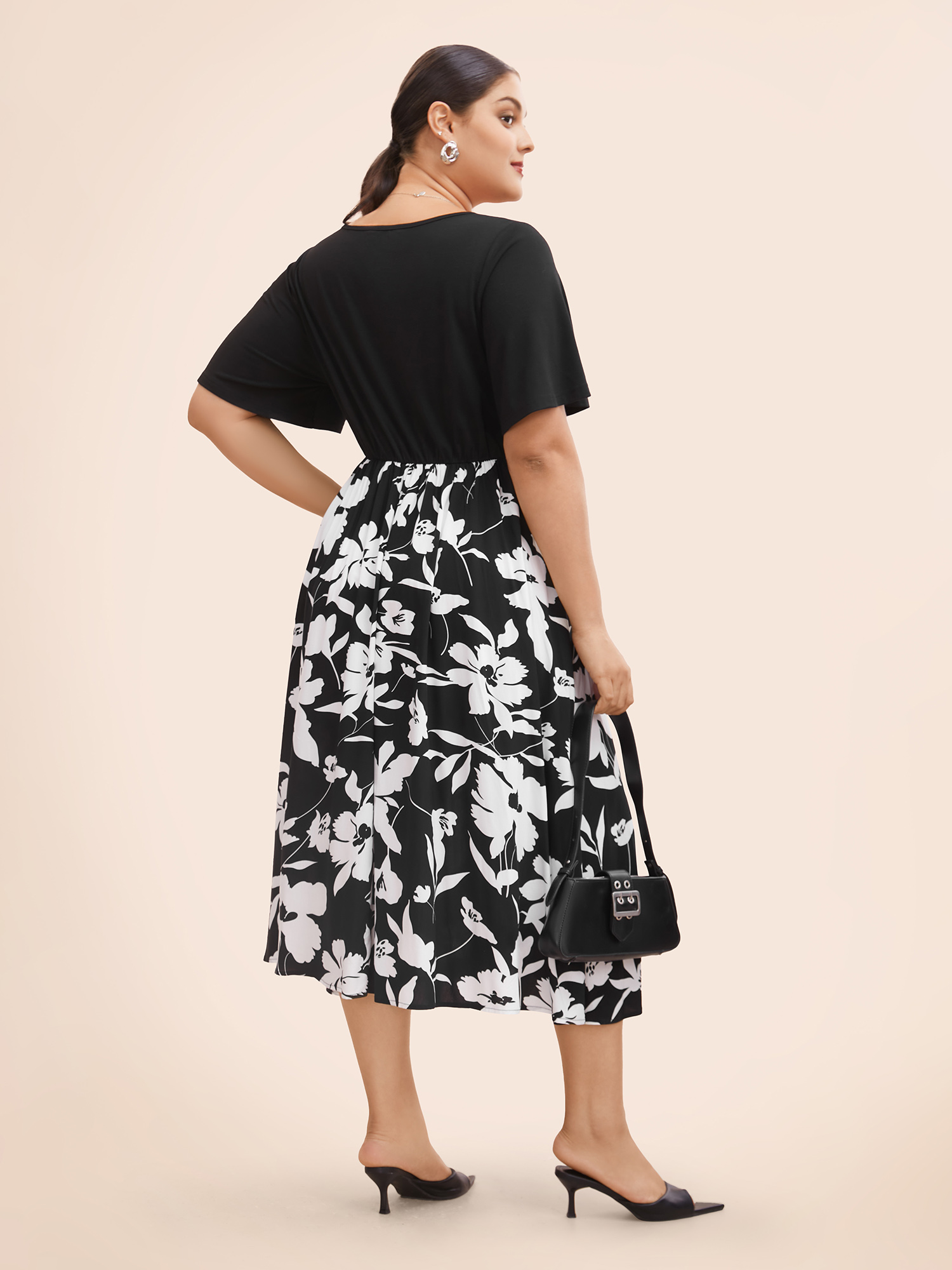 Plus Size Silhouette Floral Print Patchwork Crossover Pocket Dress Black Women Office Patchwork V-neck Short sleeve Curvy Midi Dress BloomChic 28/5X 