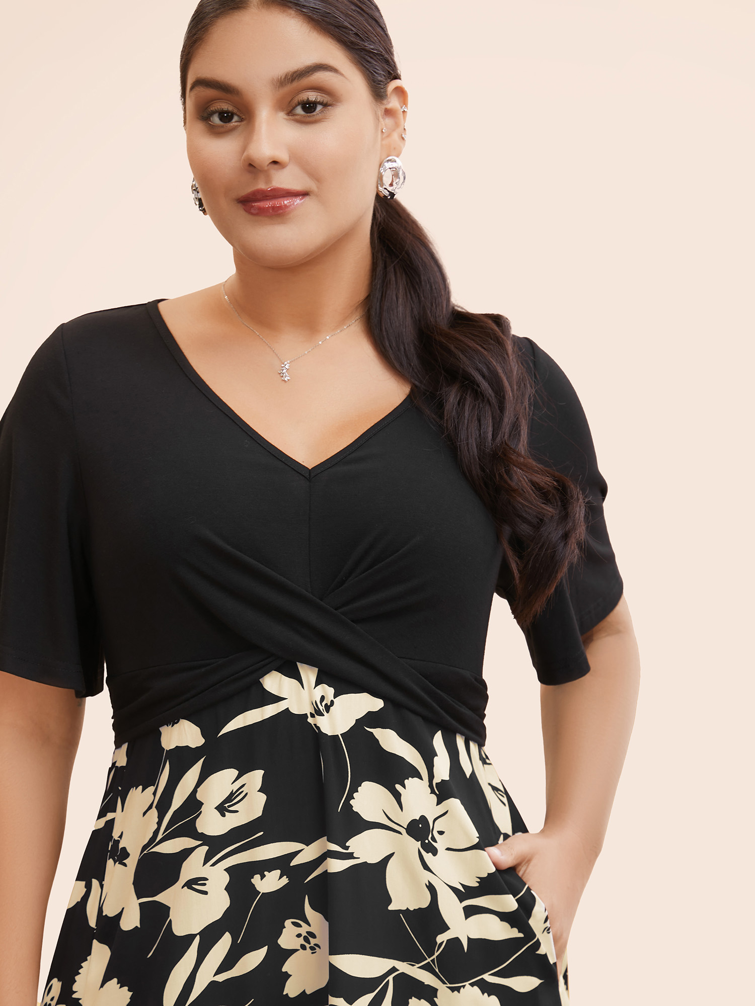 

Plus Size Silhouette Floral Print Patchwork Crossover Pocket Dress Bronze Women Office Patchwork V-neck Short sleeve Curvy Midi Dress BloomChic