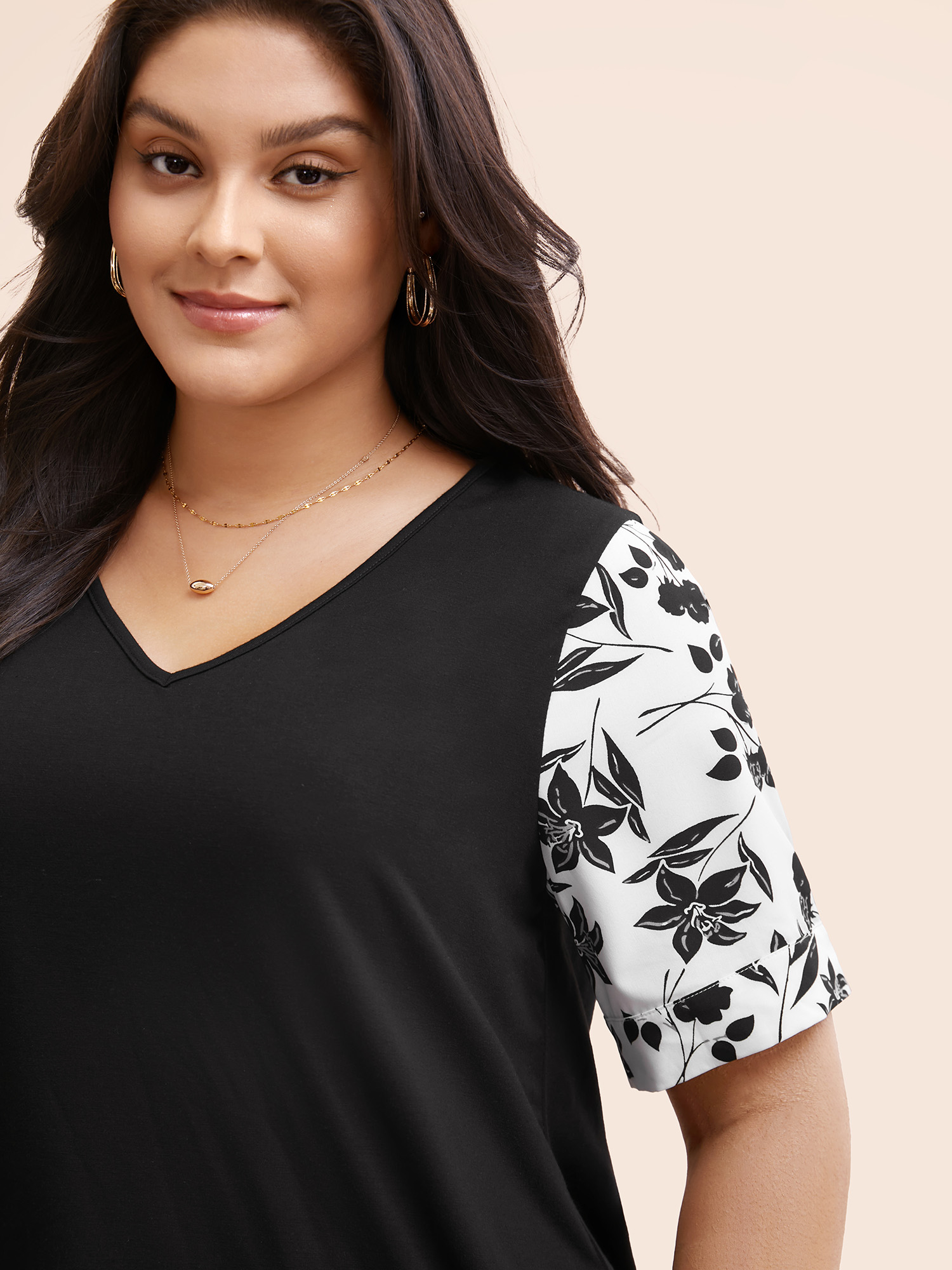 

Plus Size Silhouette Floral Print V Neck Patchwork T-shirt Black Women Elegant Contrast Natural Flowers V-neck Everyday T-shirts BloomChic