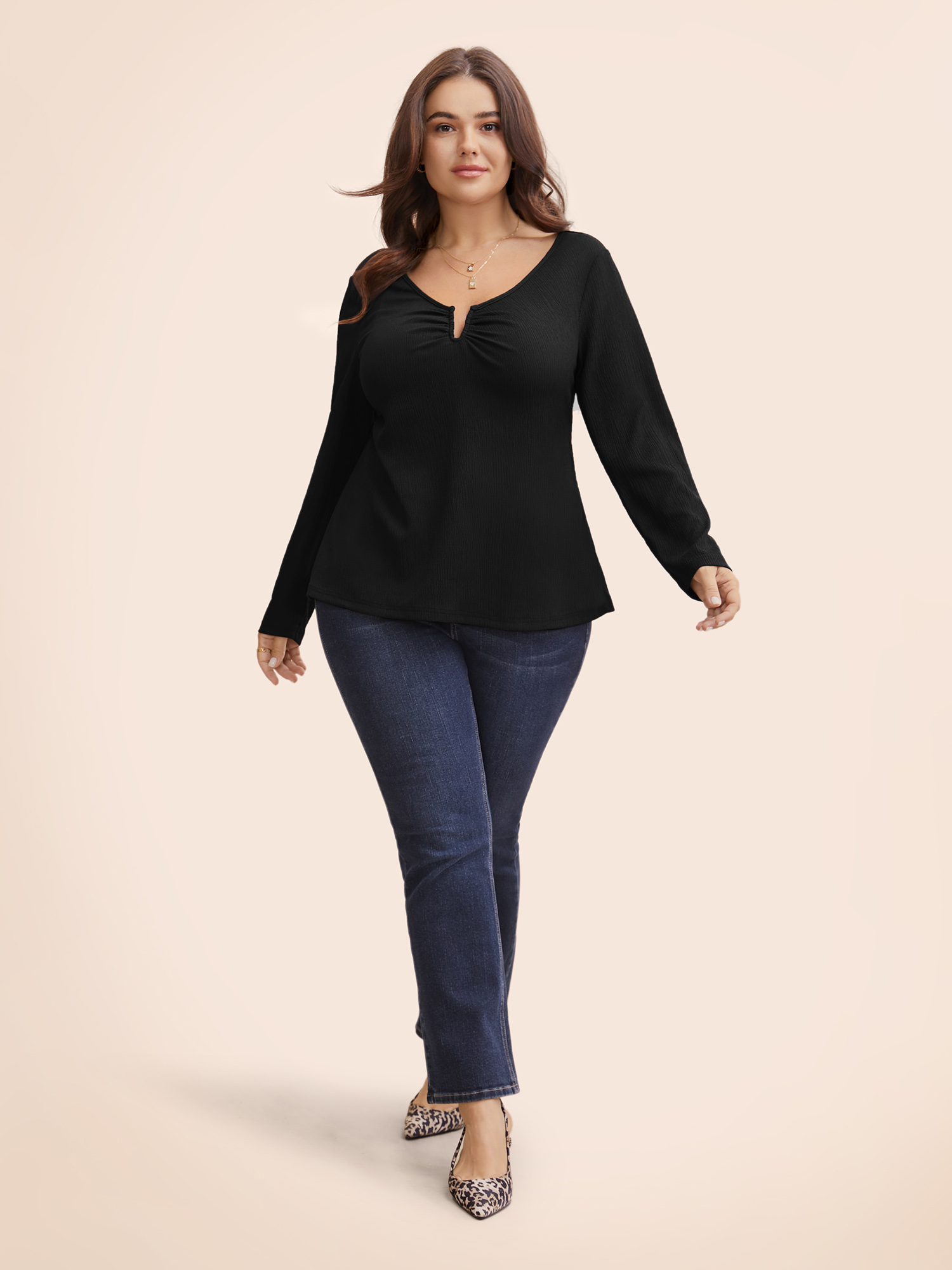 

Plus Size Plain Textured Notched Gathered T-shirt Black Women Elegant Texture V-neck Skinny Everyday T-shirts BloomChic