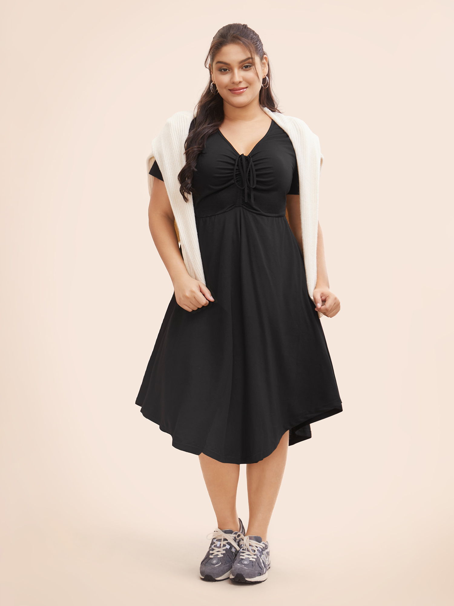 Plus Size Solid Drawstring Ruched Curved Hem Dress Black Women Elegant Gathered V-neck Short sleeve Curvy BloomChic 14-16/1X 