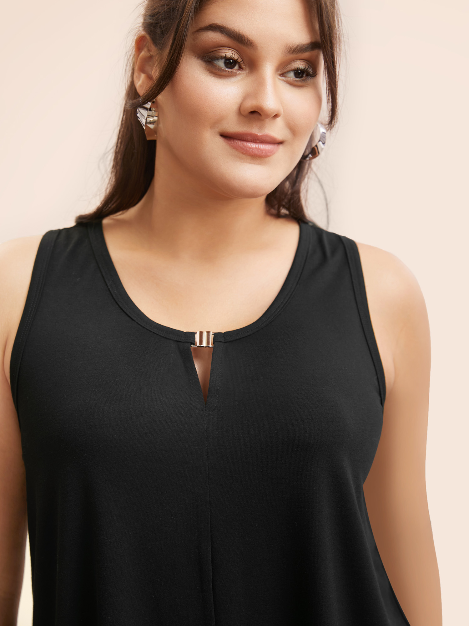 

Plus Size Round Neck Keyhole Metal Detail Tank Top Women Black Casual Cut-Out Round Neck Everyday Tank Tops Camis BloomChic