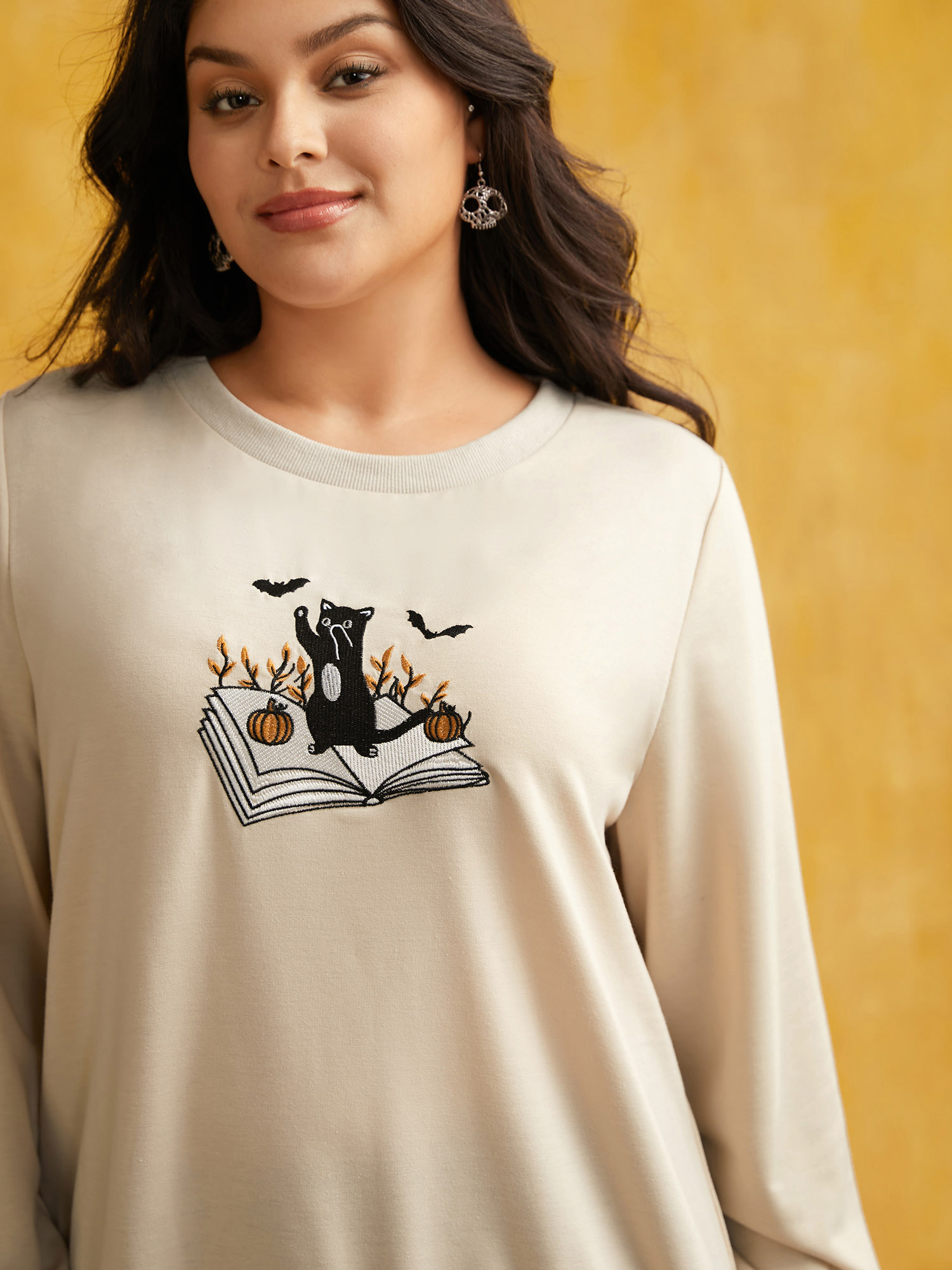 

Plus Size Cat-in-the-book Embroidered Sweatshirt Women Apricot Casual Patchwork Loose Round Neck Everyday Sweatshirts BloomChic