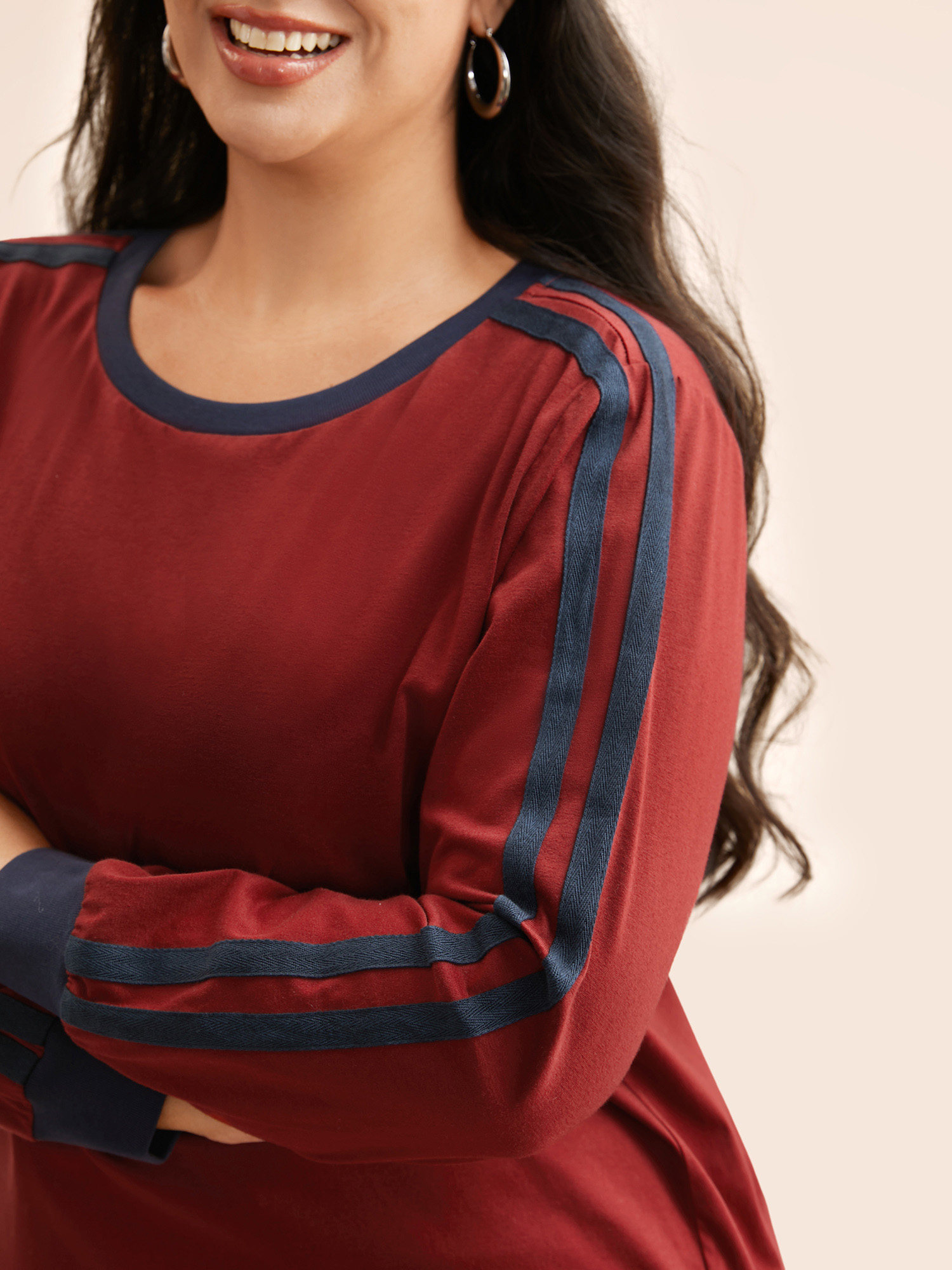 

Plus Size Crew Neck Contrast Webbing T-shirt Scarlet Women Casual Contrast Round Neck Loose Everyday T-shirts BloomChic