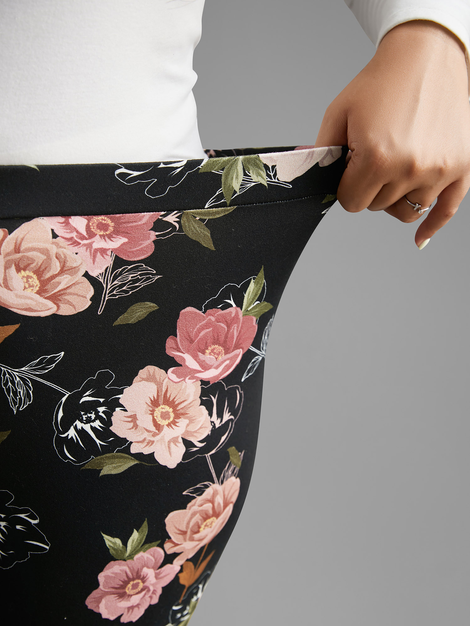 Plus Size Floral Mid Rise Skinny Leggings Women BlackFlower Elegant Medium stretch Skinny Mid Rise Everyday Leggings BloomChic 14-16/1X 