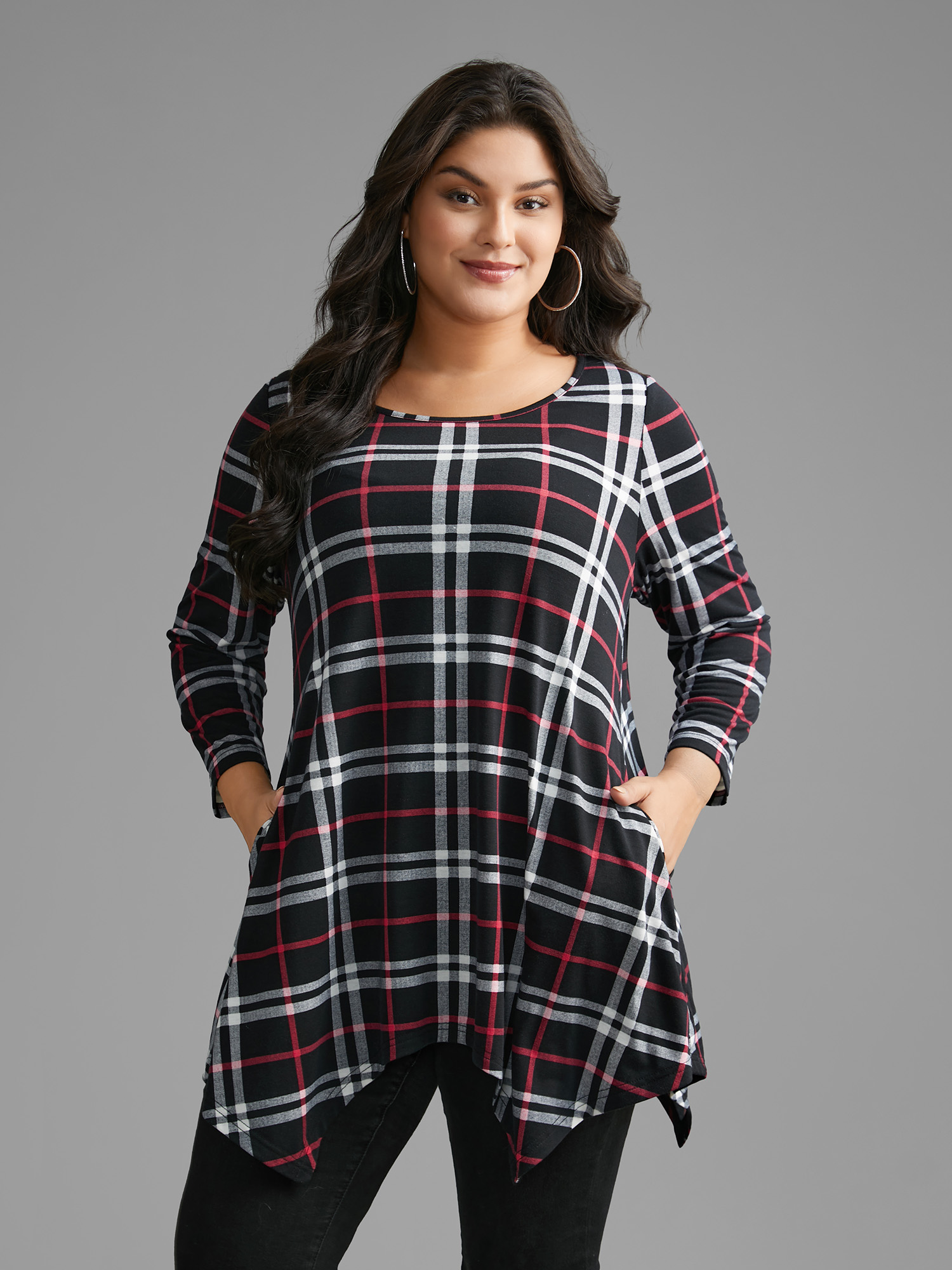 

Plus Size Plaid Asymmetrical Hem Pocket T-shirt Black Women Casual Asymmetrical Round Neck Loose Everyday T-shirts BloomChic