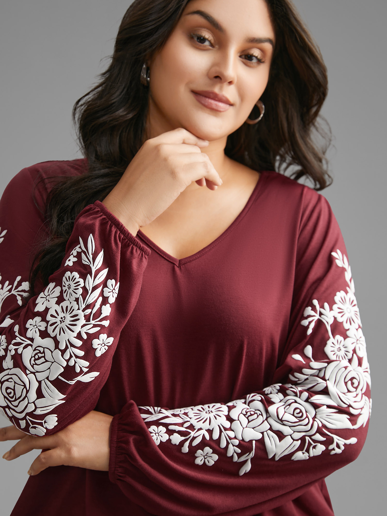 

Plus Size V Neck Silhouette Floral Print T-shirt Scarlet Women Casual Non V-neck Everyday T-shirts BloomChic