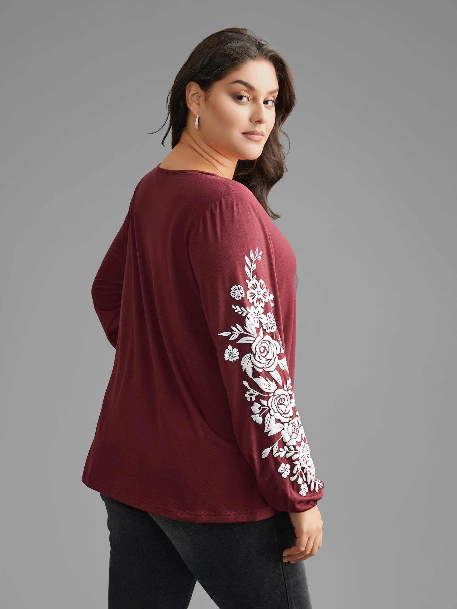 

Plus Size V Neck Silhouette Floral Print T-shirt Scarlet Women Casual Non V-neck Everyday T-shirts BloomChic