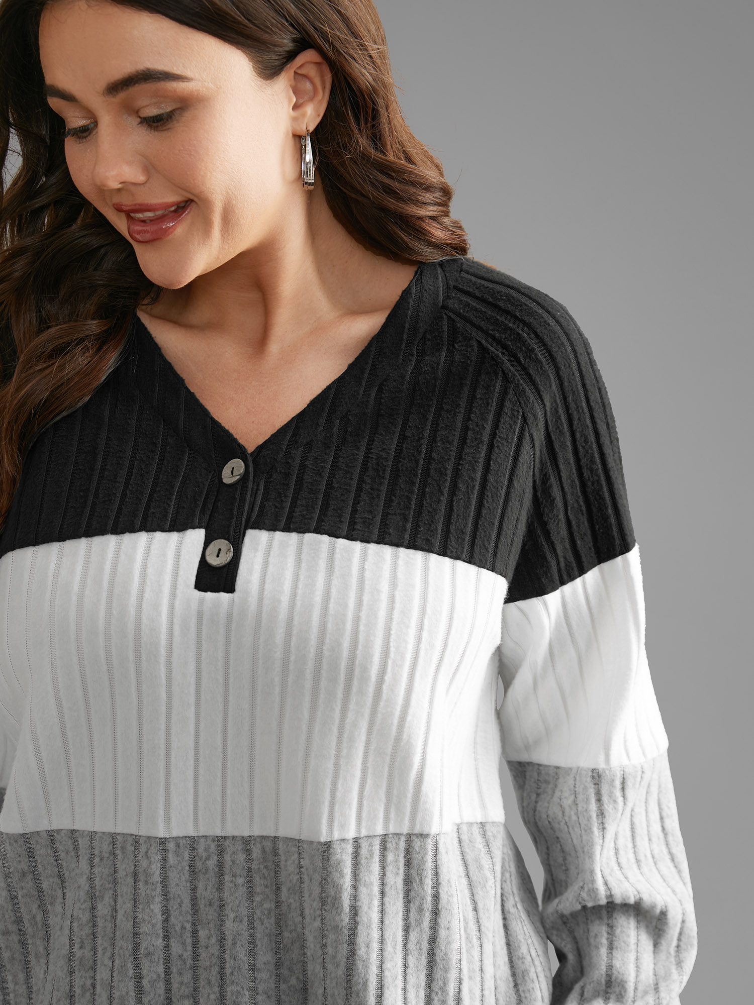 Plus Size Colorblock Contrast Texture Pit Strip T-shirt Black Women Casual Texture V-neck Everyday T-shirts BloomChic 12/L 