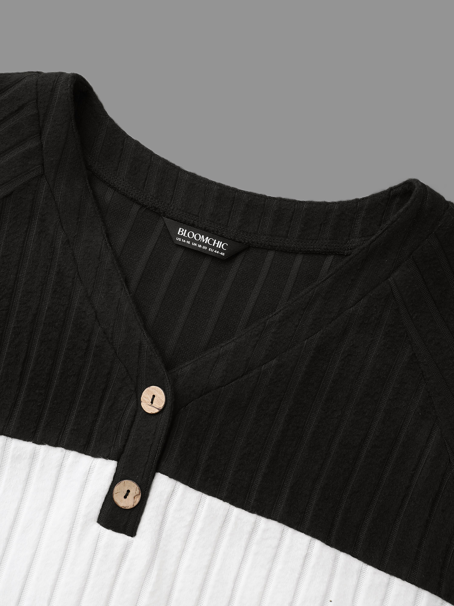 Plus Size Colorblock Contrast Texture Pit Strip T-shirt Black Women Casual Texture V-neck Everyday T-shirts BloomChic 12/L 