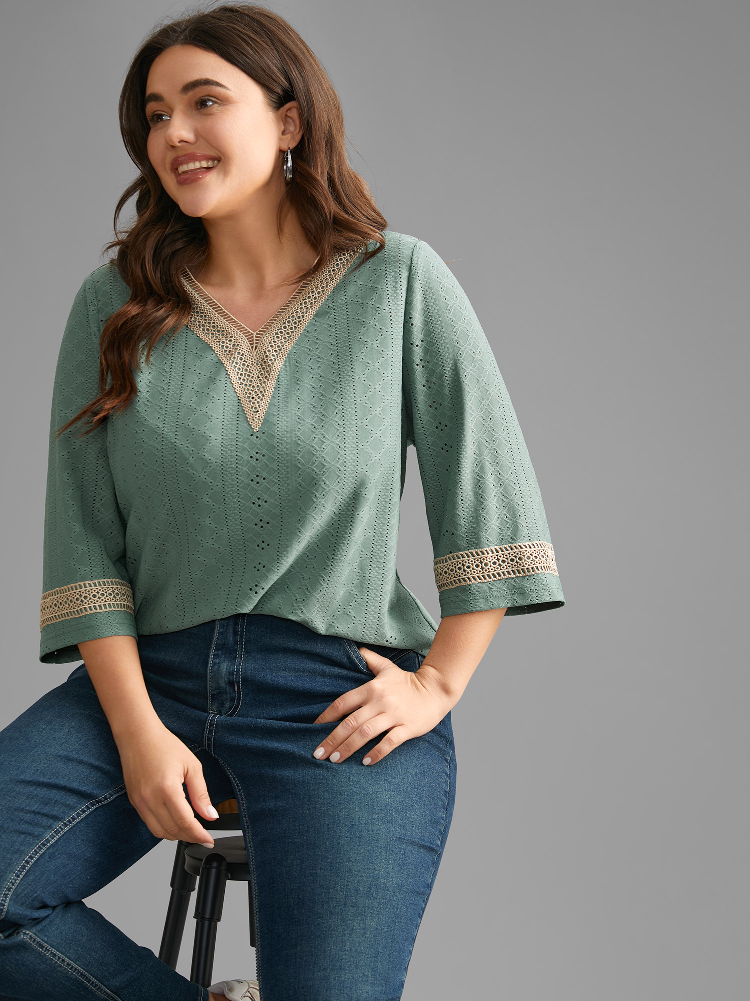 

Plus Size Woven Ribbon Patchwork Contrast T-shirt Greenbean Women Casual Woven ribbon&lace trim V-neck Everyday T-shirts BloomChic