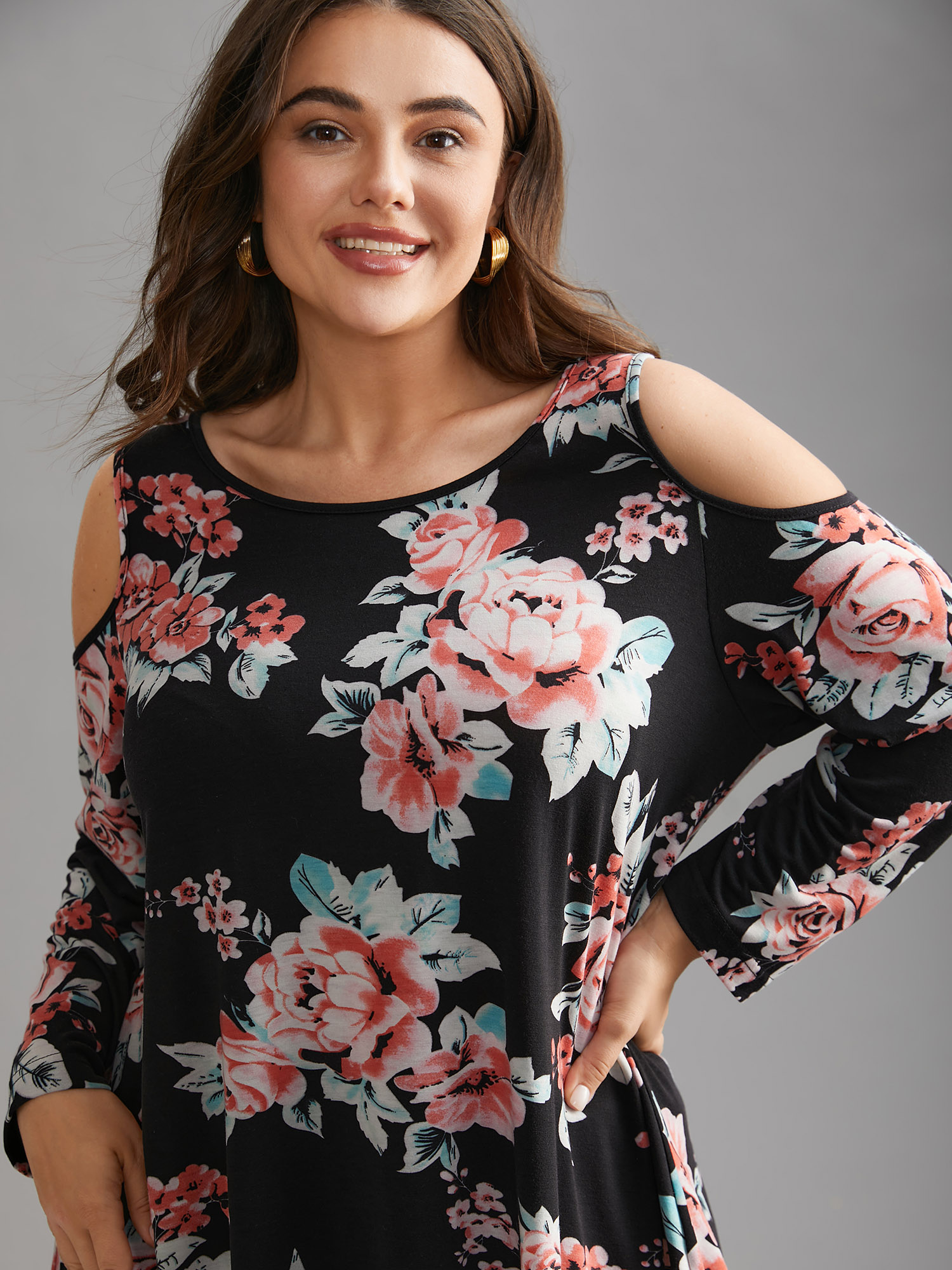 

Plus Size Floral Print Shoulder Cut-Out T-shirt Black Women Elegant Contrast Natural Flowers Round Neck Loose Everyday T-shirts BloomChic