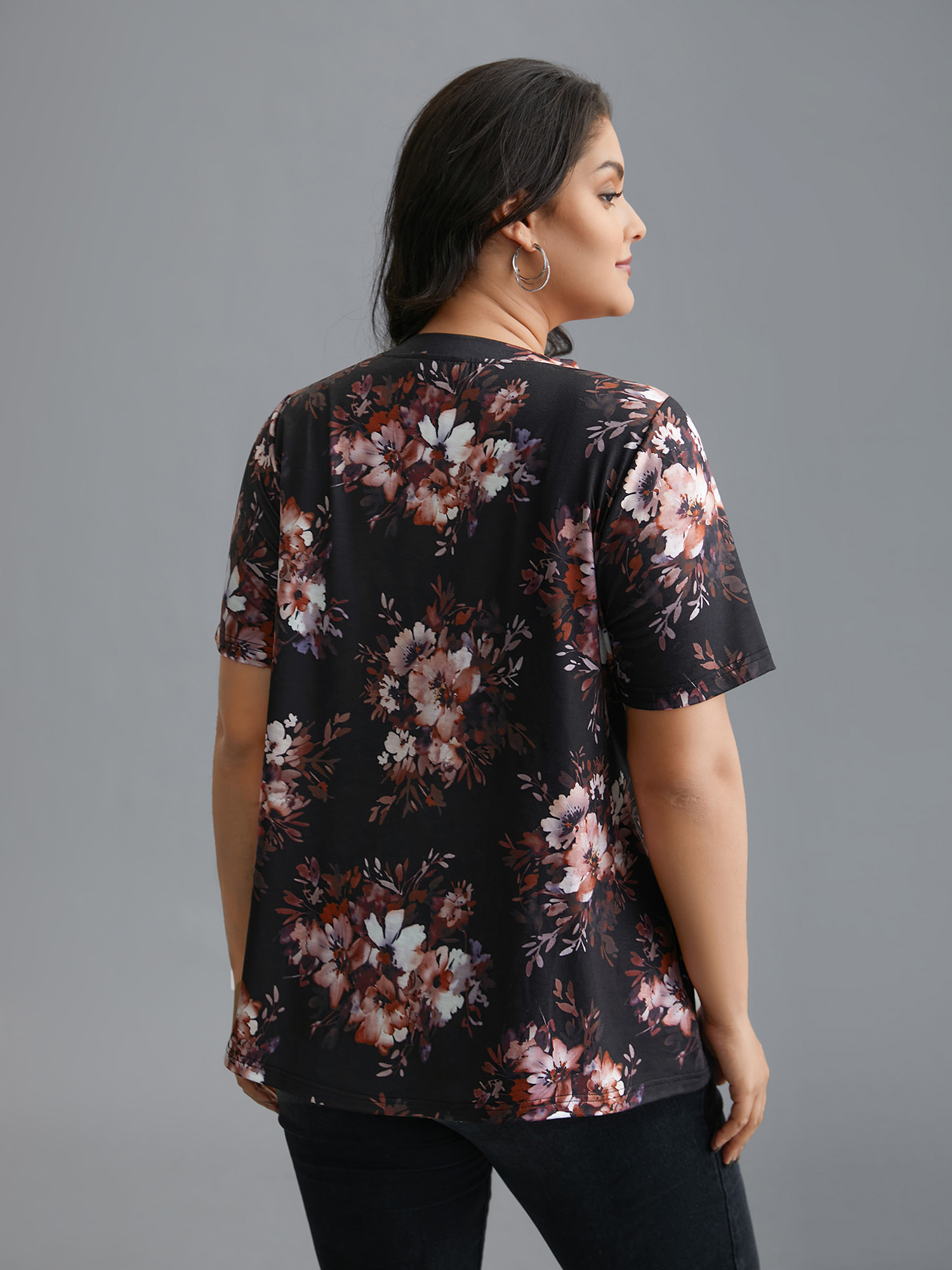 

Plus Size Floral Print V Neck Stretchy T-shirt Black Women Elegant Non Natural Flowers V-neck Everyday T-shirts BloomChic