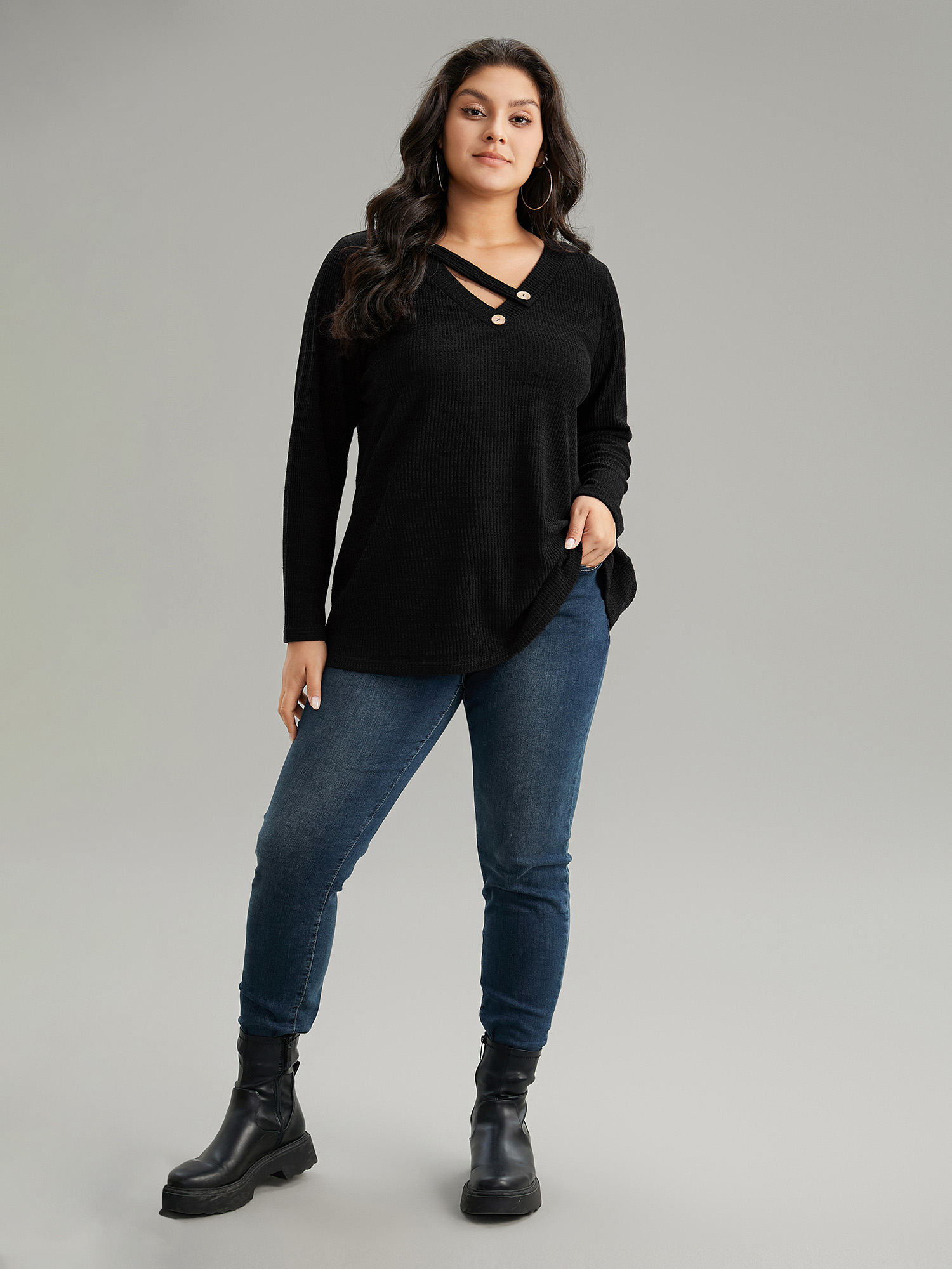 

Plus Size Solid Rib Knit Button Detail T-shirt Black Women Casual Non Plain V-neck Everyday T-shirts BloomChic