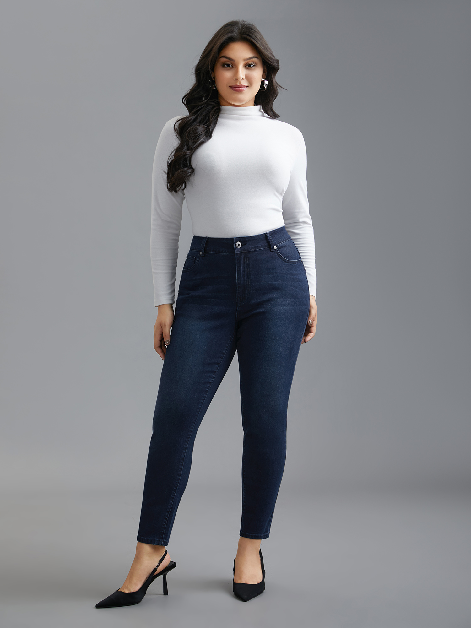 Plus Size Booty-Lifting Skinny Fit Mid-Rise Jeans Women Denimindigo Elegant Button Medium stretch Slanted pocket Jeans BloomChic 30/6X 