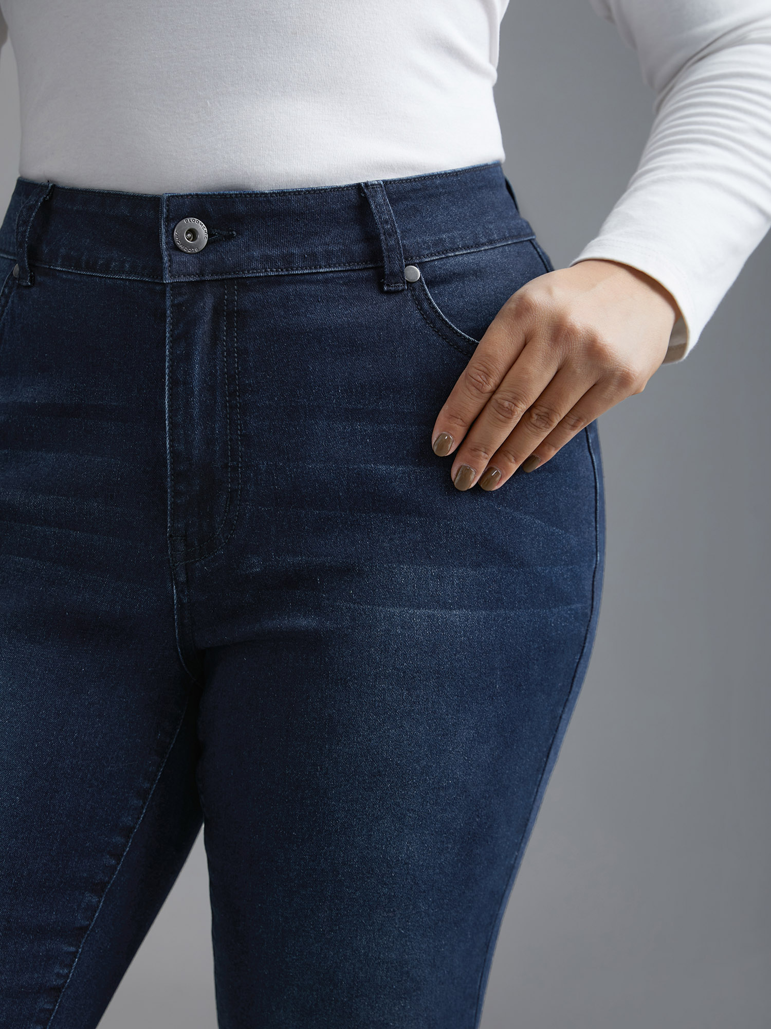 Plus Size Booty-Lifting Skinny Fit Mid-Rise Jeans Women Denimindigo Elegant Button Medium stretch Slanted pocket Jeans BloomChic 30/6X 