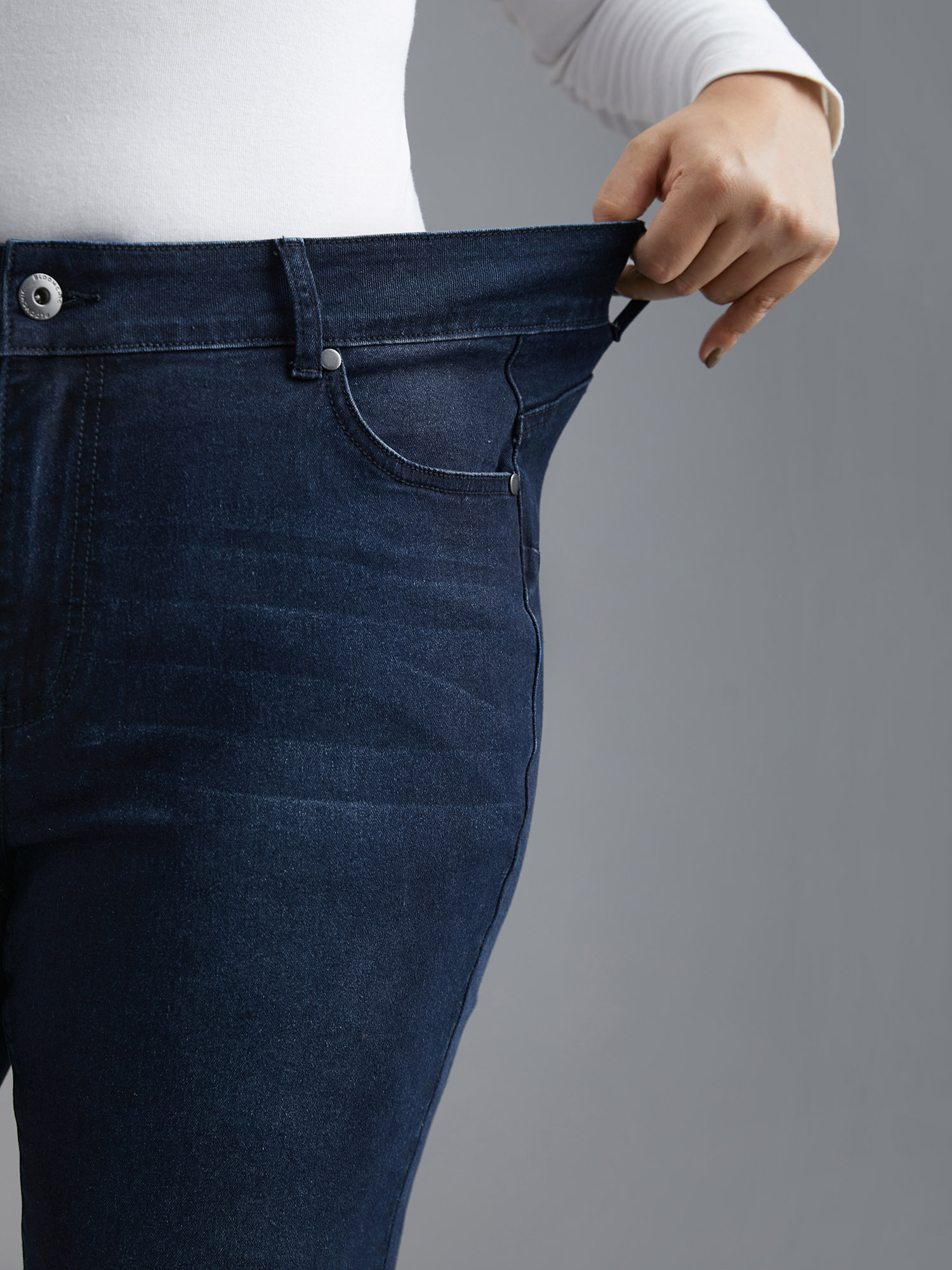 Plus Size Booty-Lifting Skinny Fit Mid-Rise Jeans Women Denimindigo Elegant Button Medium stretch Slanted pocket Jeans BloomChic 30/6X 